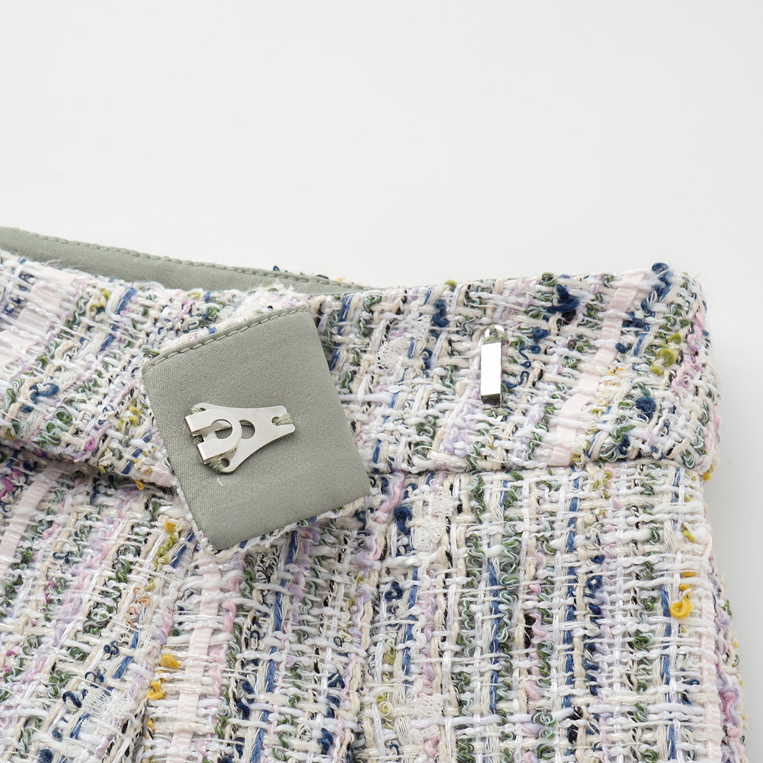 “Chelsea tea time.” 線韻肌理條織花呢短褲—Sherry de Rosée香露雪莉