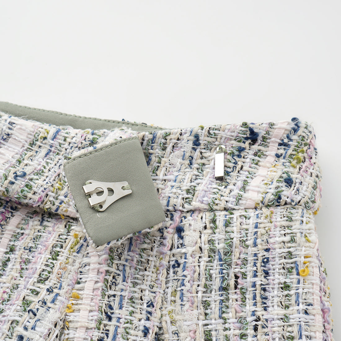 “Chelsea tea time.” 線韻肌理條織花呢短褲—Sherry de Rosée香露雪莉