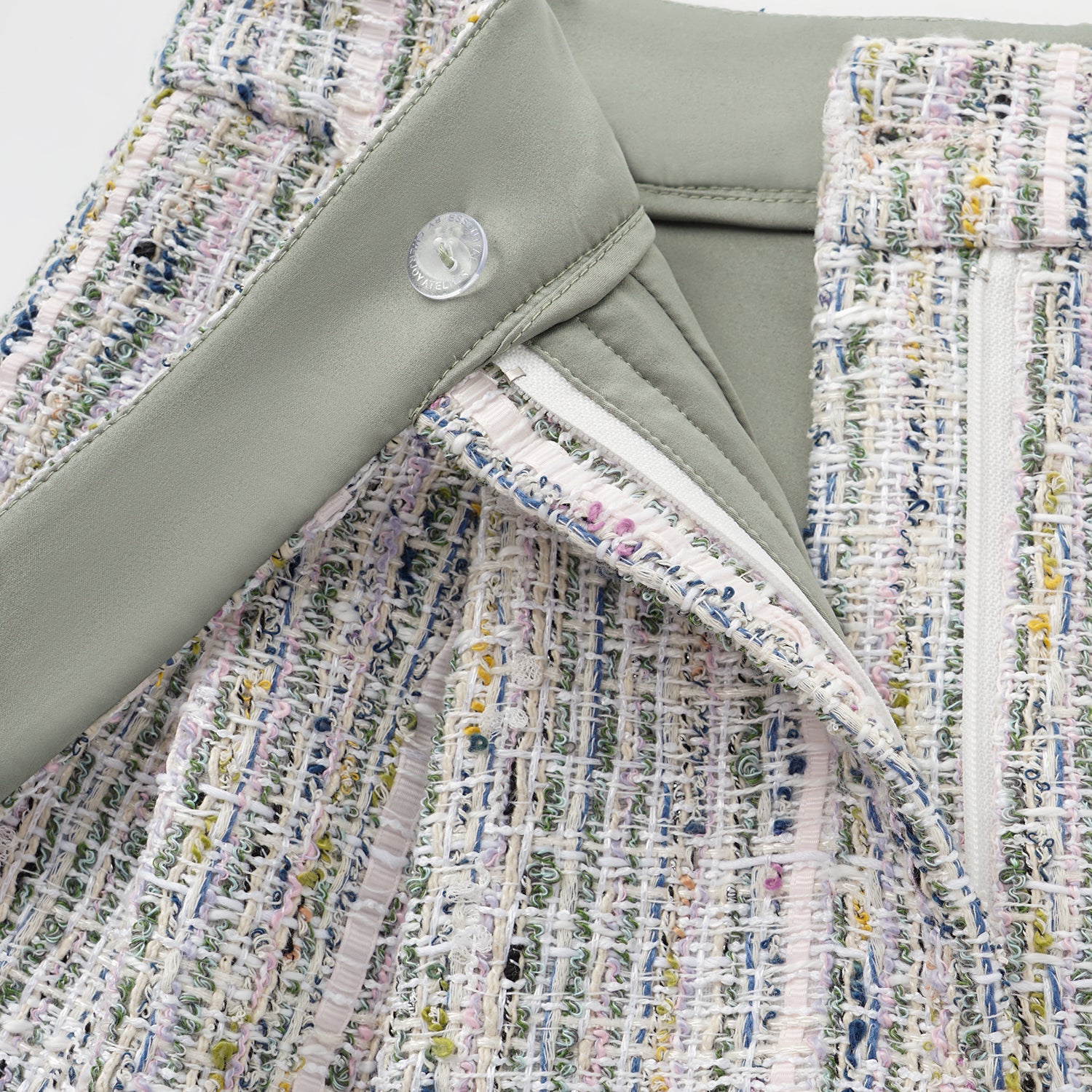 “Chelsea tea time.” 線韻肌理條織花呢短褲—Sherry de Rosée香露雪莉