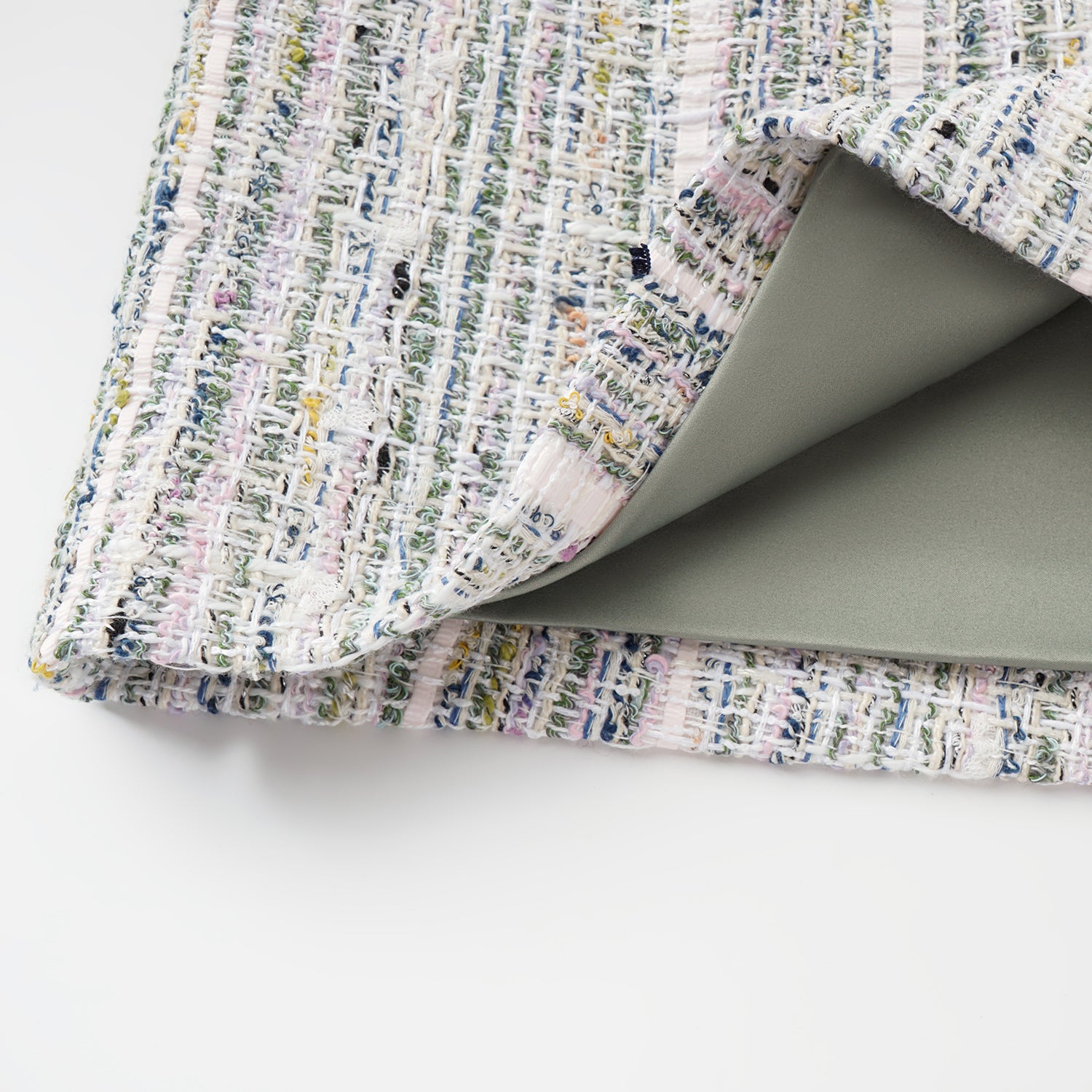 “Chelsea tea time.” 線韻肌理條織花呢短褲—Sherry de Rosée香露雪莉