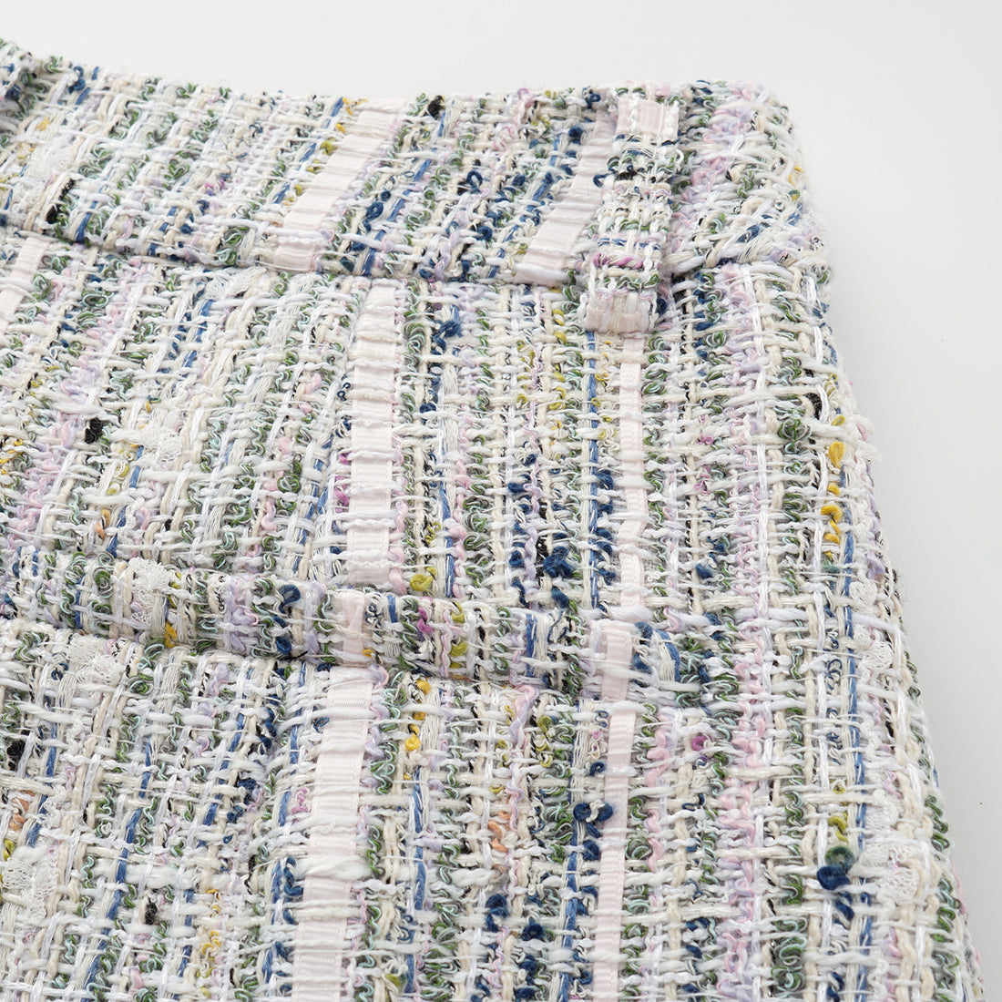 “Chelsea tea time.” 線韻肌理條織花呢短褲—Sherry de Rosée香露雪莉