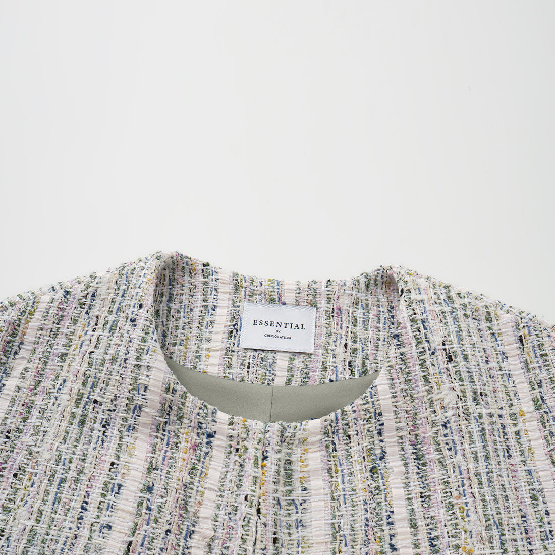 “Chelsea tea time.” 線韻肌理條織花呢蛹型大衣—Sherry de Rosée香露雪莉