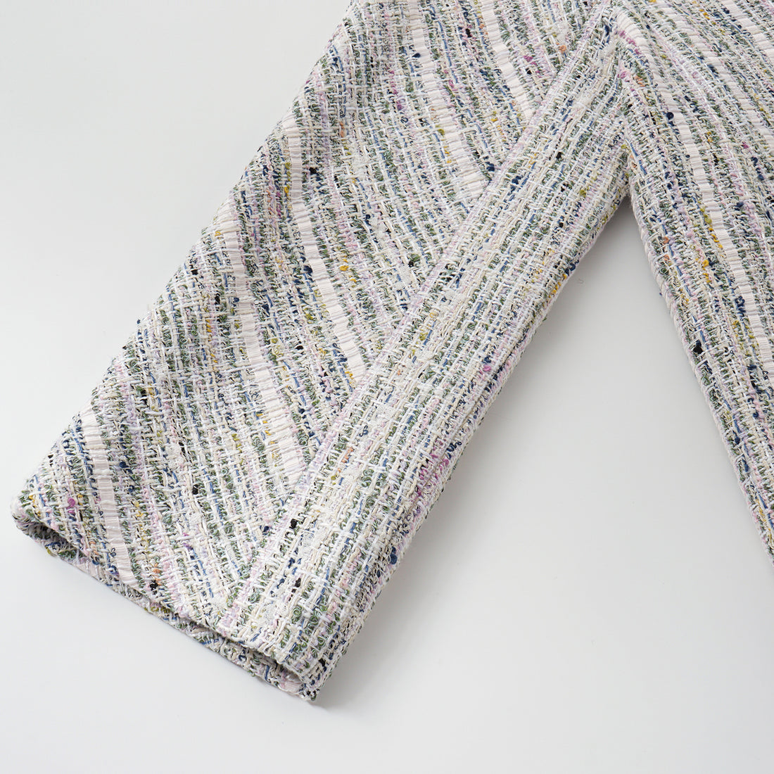 “Chelsea tea time.” 線韻肌理條織花呢蛹型大衣—Sherry de Rosée香露雪莉