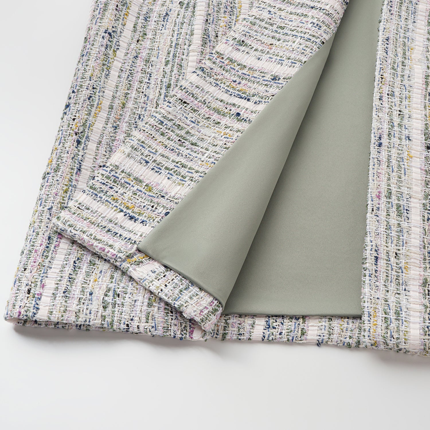 “Chelsea tea time.” 線韻肌理條織花呢蛹型大衣—Sherry de Rosée香露雪莉