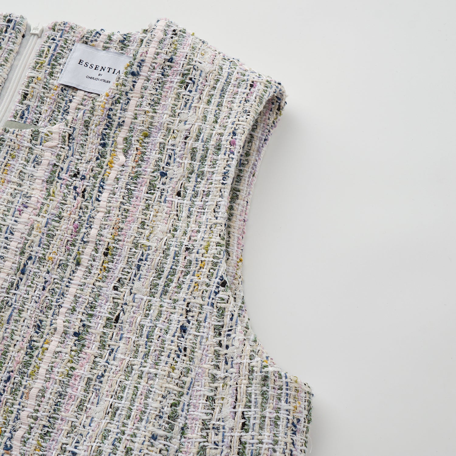 “Chelsea tea time.” 線韻肌理條織花呢背心洋裝—Sherry de Rosée香露雪莉