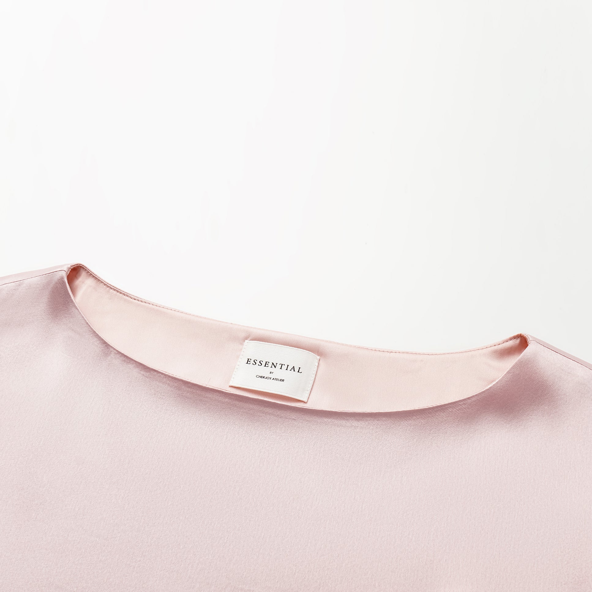 “Easy Go Chic.” 緞面醋酸休閒套裝—粉