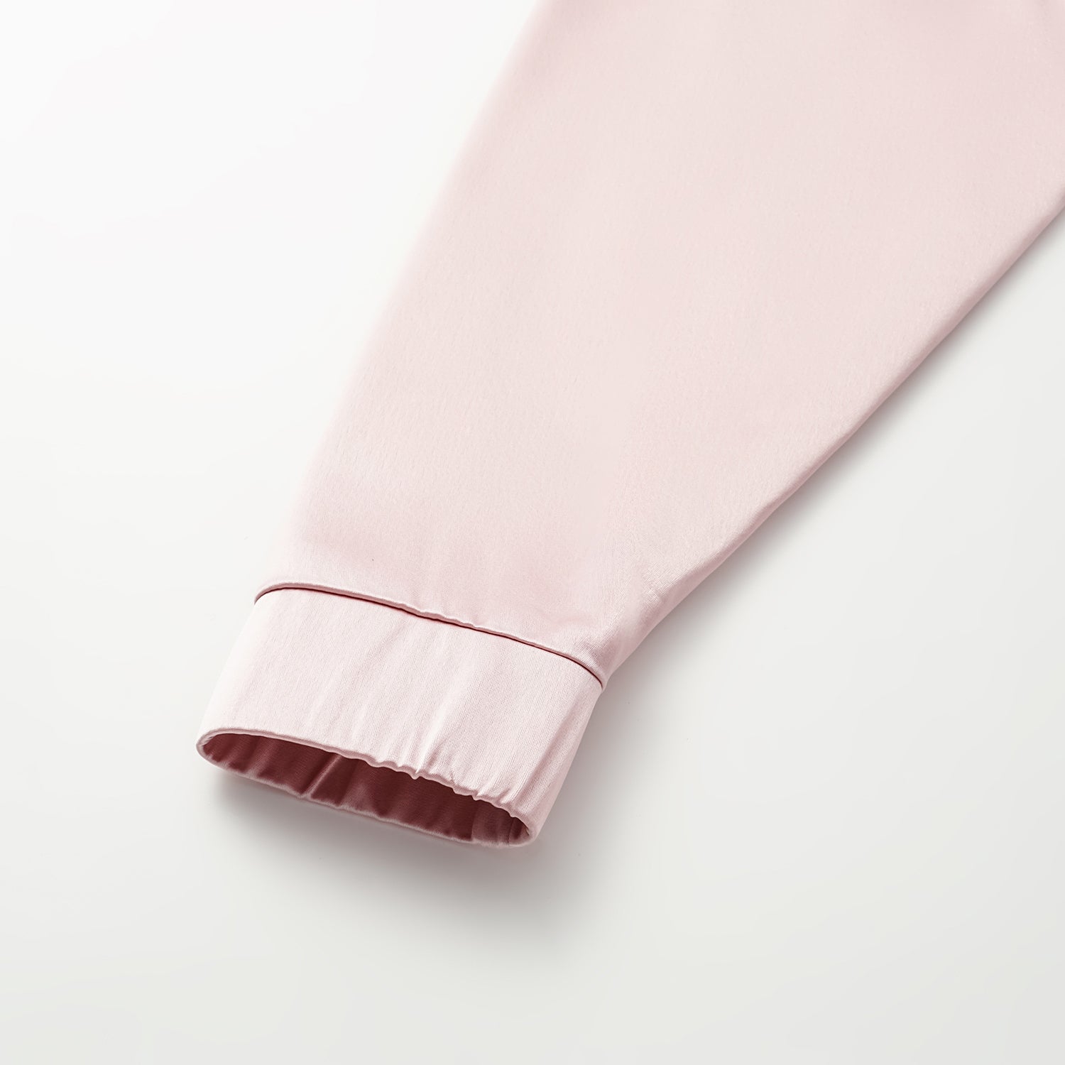 “Easy Go Chic.” 緞面醋酸休閒套裝—粉