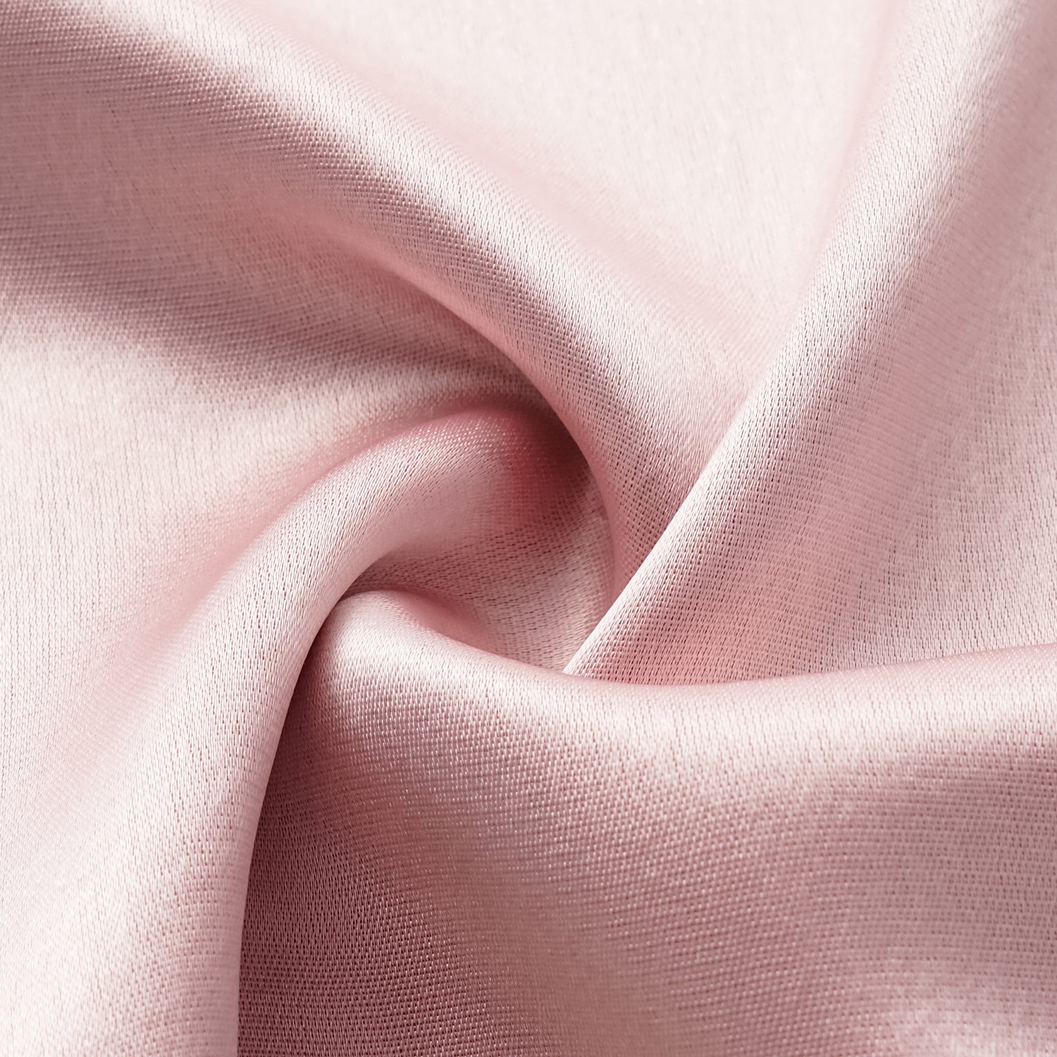 “Easy Go Chic.” 緞面醋酸休閒套裝—粉