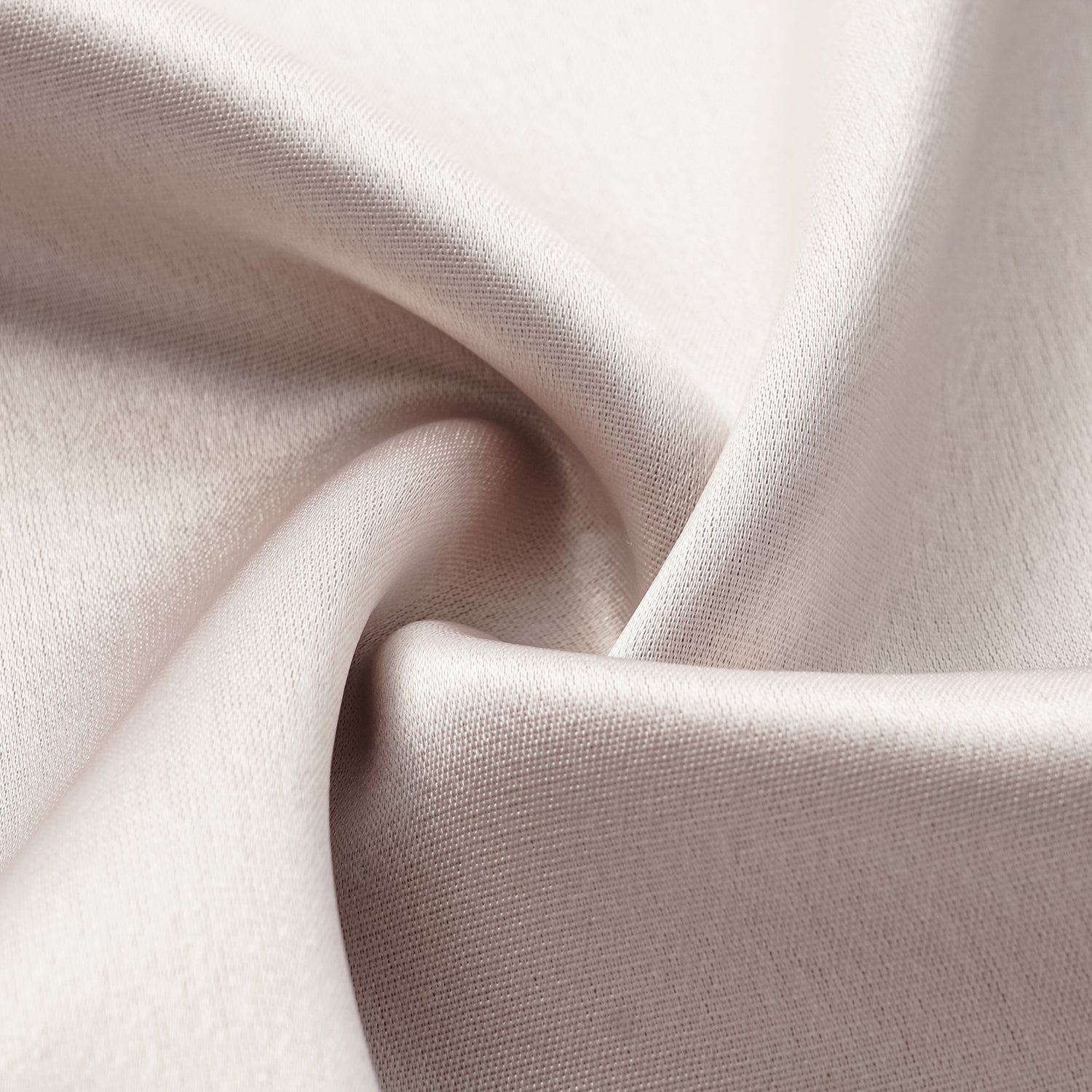 “Easy Go Chic.” 緞面醋酸休閒套裝—香檳白