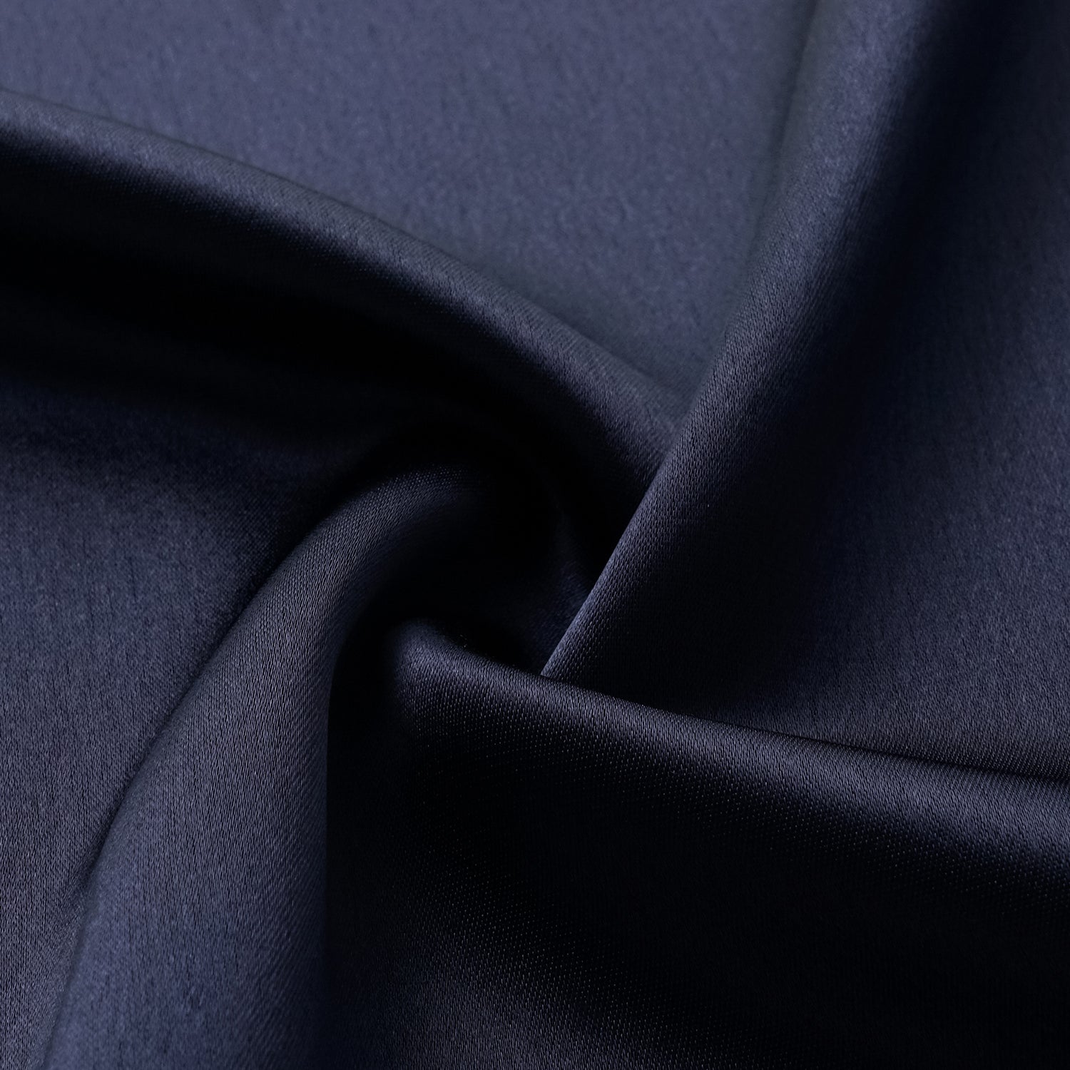 “Easy Go Chic.” 緞面醋酸休閒套裝—藍