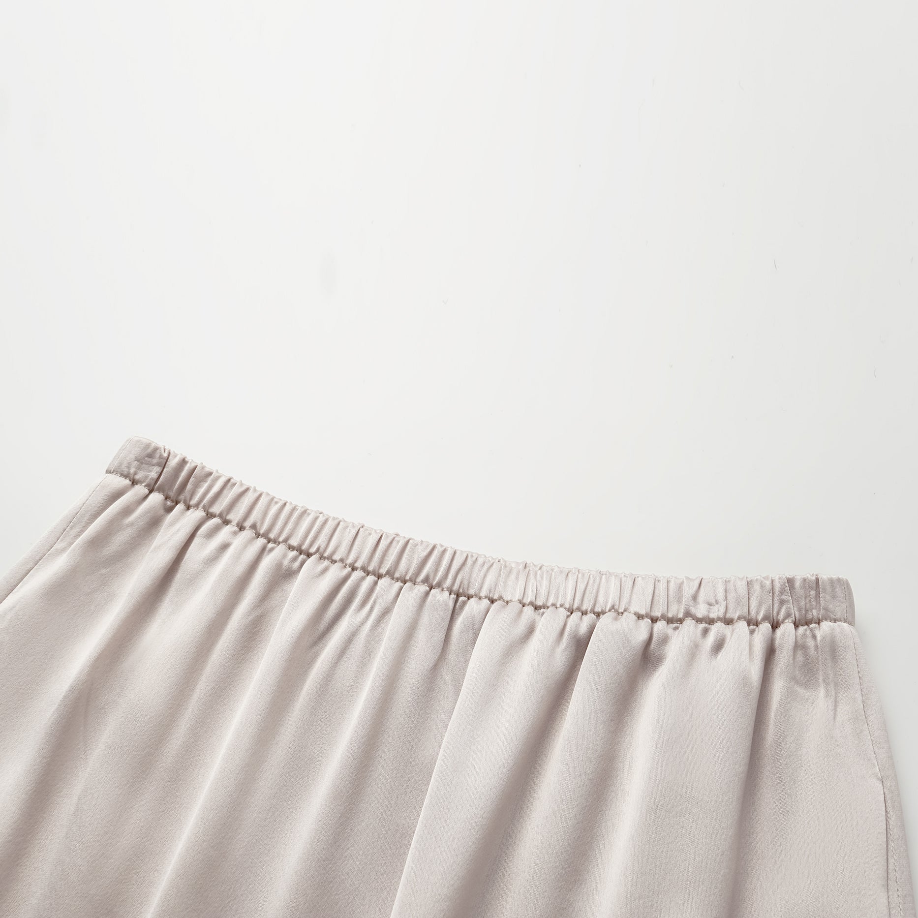 “Easy Go Chic.” 緞面醋酸休閒套裝—香檳白