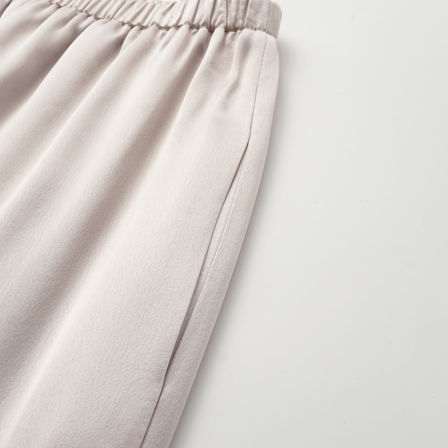 “Easy Go Chic.” 緞面醋酸休閒套裝—香檳白