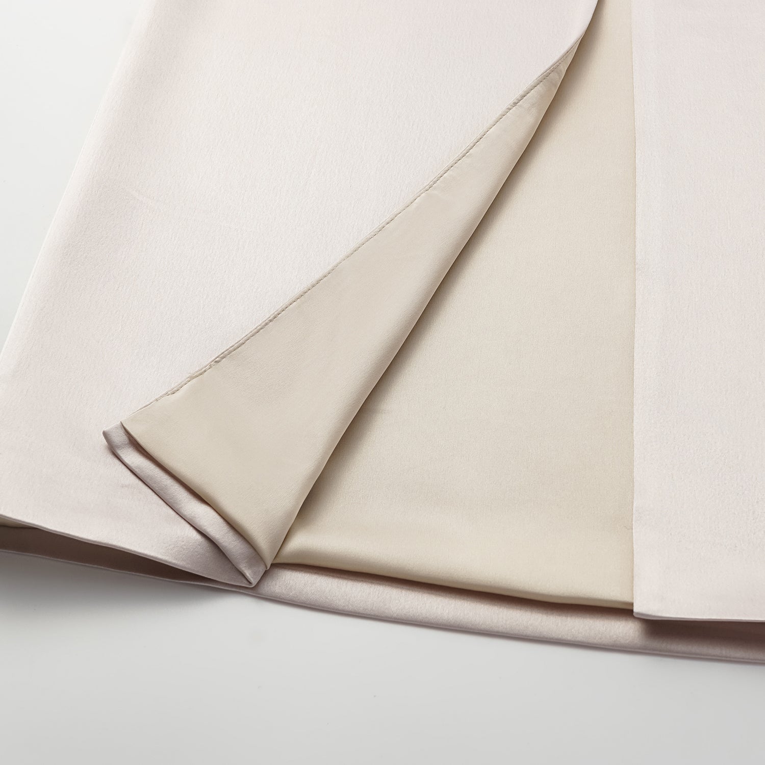 “Easy Go Chic.” 緞面醋酸休閒套裝—香檳白