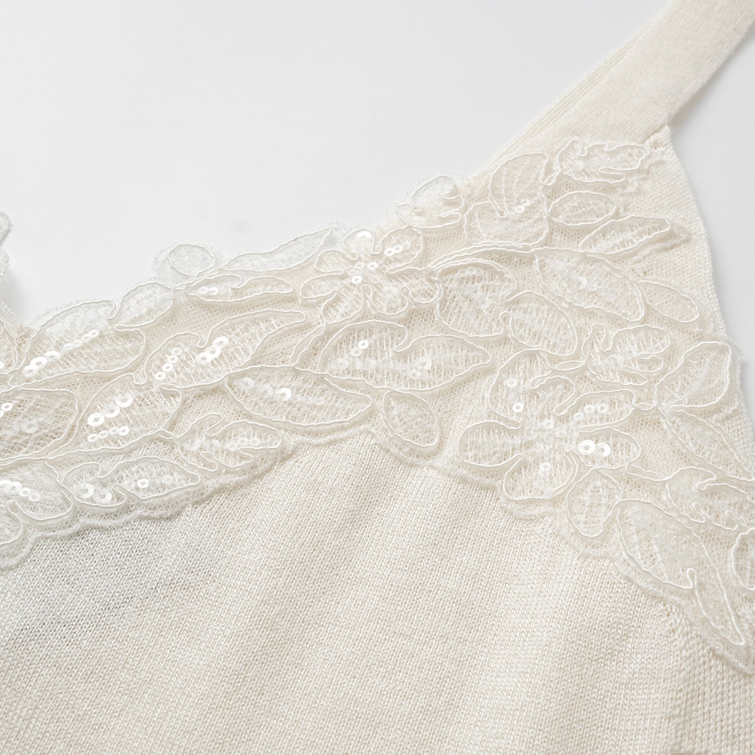 “Spring diary.” 魚骨蕾絲Silk Cashmere真絲喀什米爾針織背心—Ivory