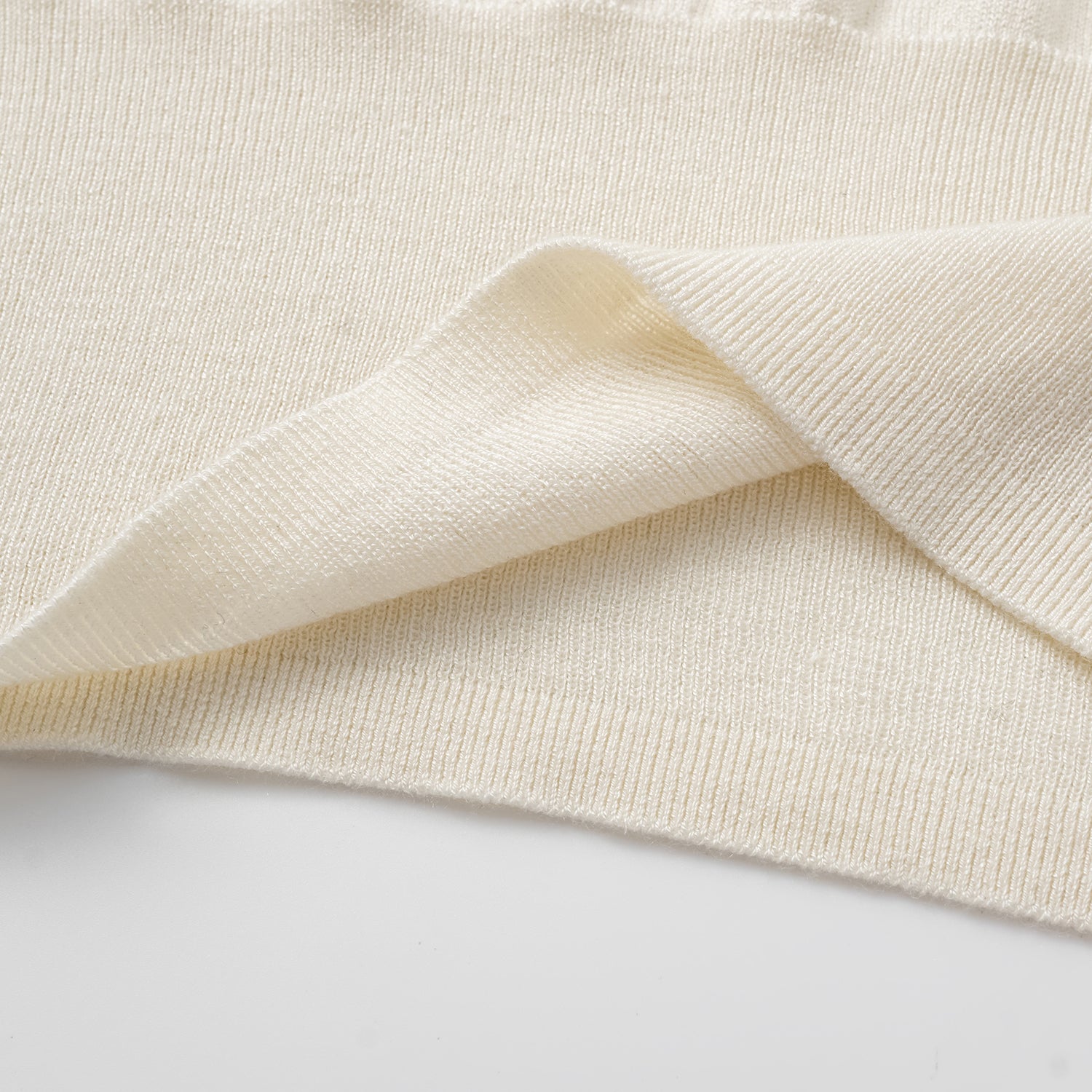 “Spring diary.” 魚骨蕾絲Silk Cashmere真絲喀什米爾針織背心—Ivory