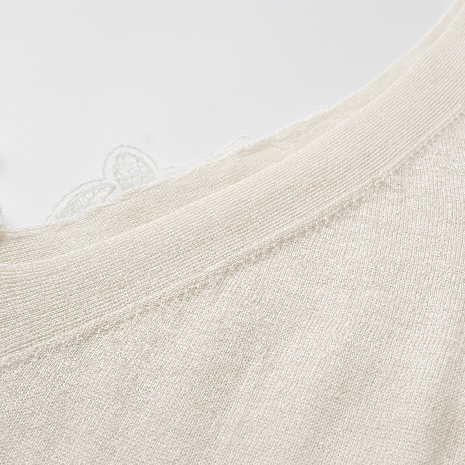 “Spring diary.” 魚骨蕾絲Silk Cashmere真絲喀什米爾針織背心—Ivory