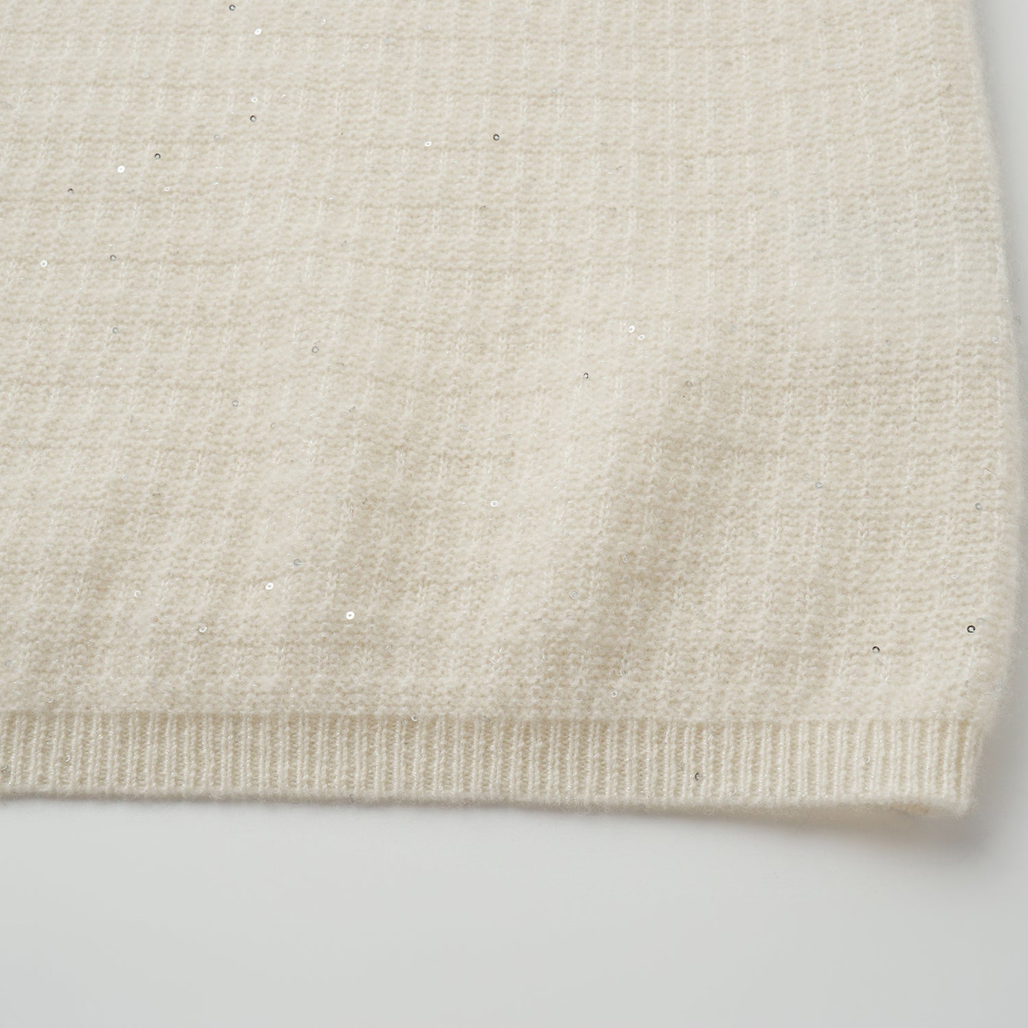 “Autumn Diary” 100% Cashmere極細絨柔星點低弧領針織上衣—Velour Moonlight絲絨月光