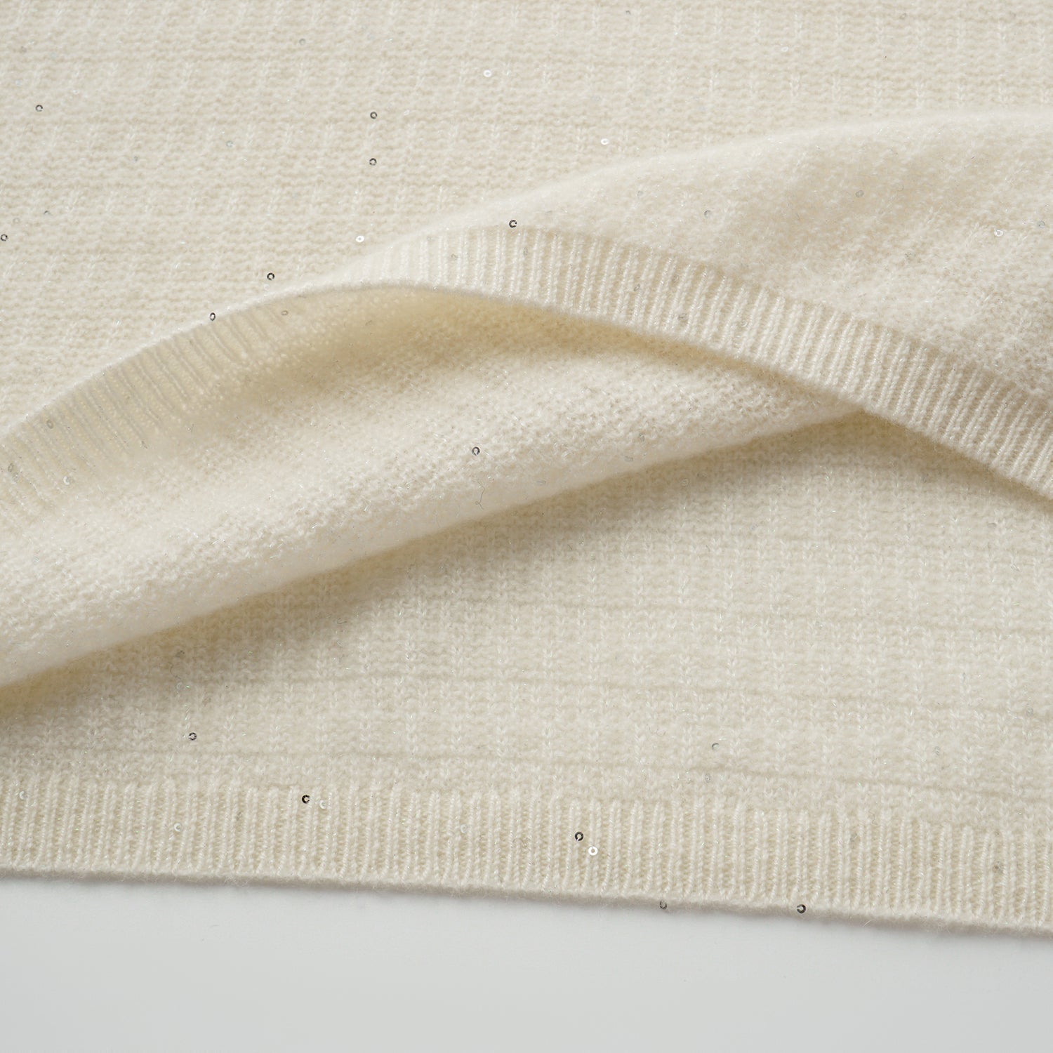 “Autumn Diary” 100% Cashmere極細絨柔星點低弧領針織上衣—Velour Moonlight絲絨月光