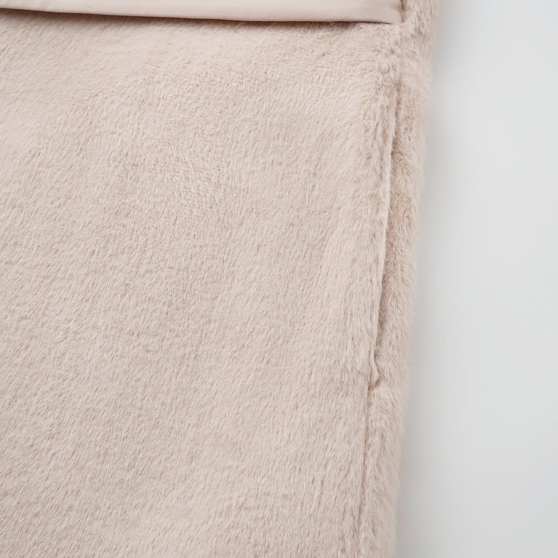 “Imperial Gala” 柔奢霧絨環保皮草長版馬甲背心—Rosy Charm緞杏凝福