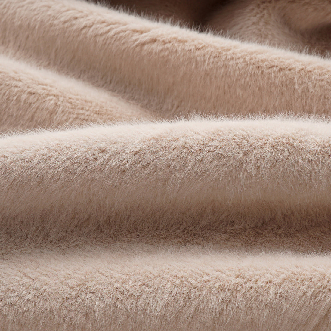 “Imperial Gala” 柔奢霧絨環保皮草長版馬甲背心—Rosy Charm緞杏凝福