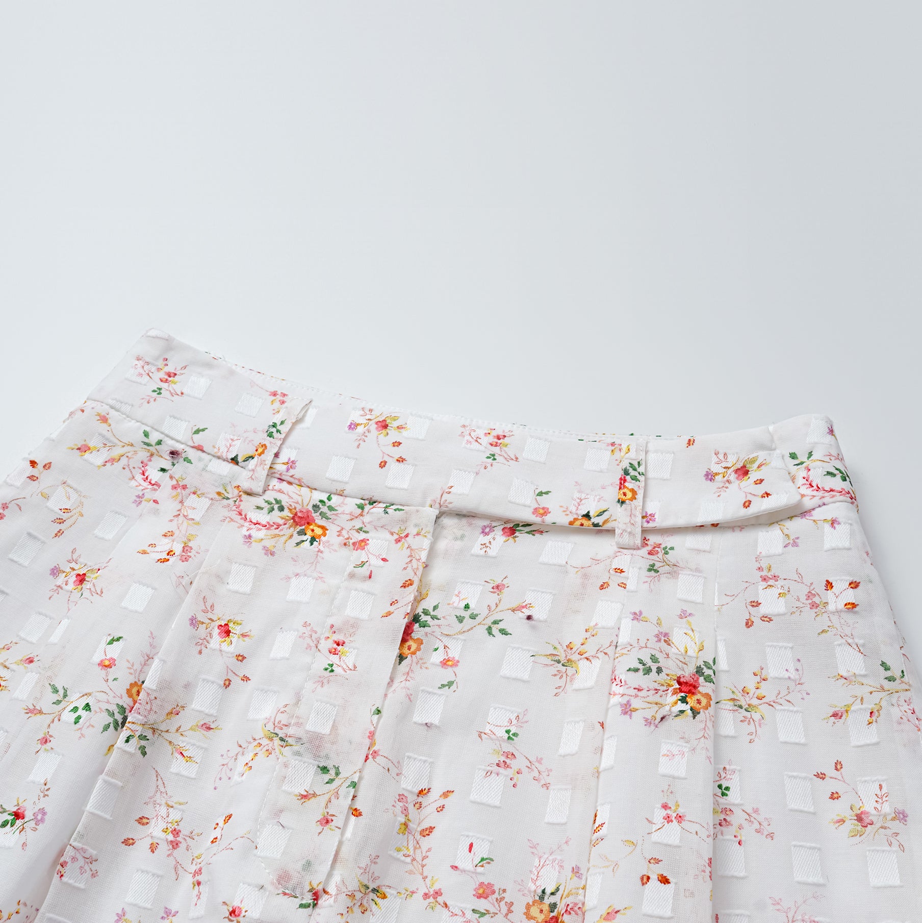 “慵懶俏麗”特殊工藝印花短褲