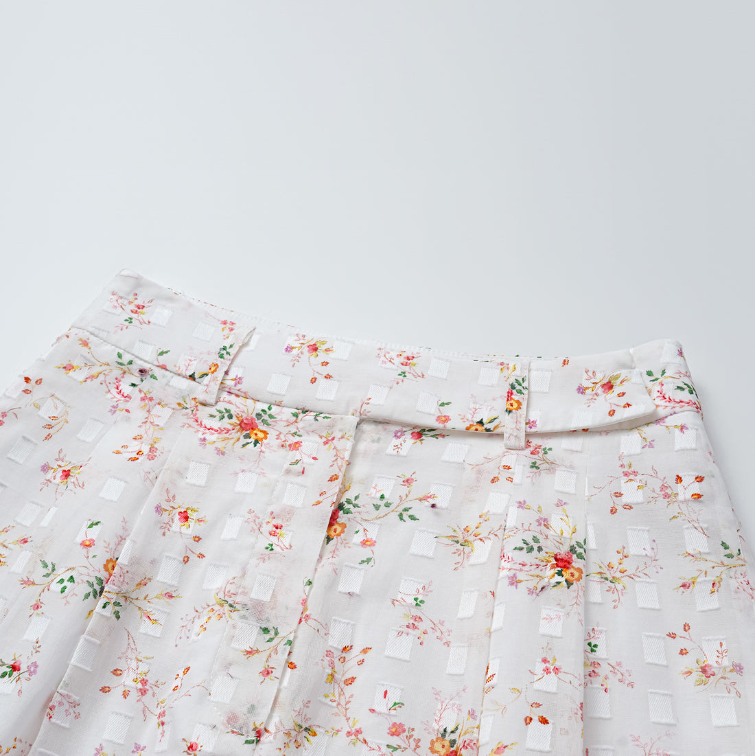 “慵懶俏麗”特殊工藝印花短褲