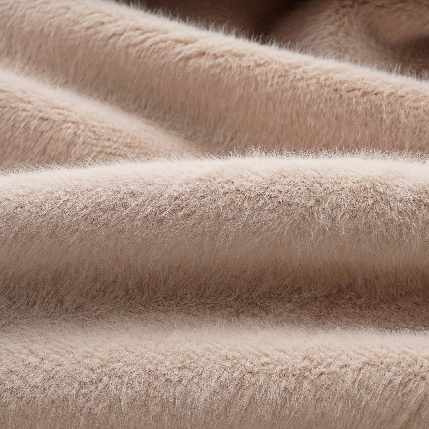 “Imperial Gala” 柔奢霧絨環保皮草國風馬甲外套—Rosy Charm緞杏凝福