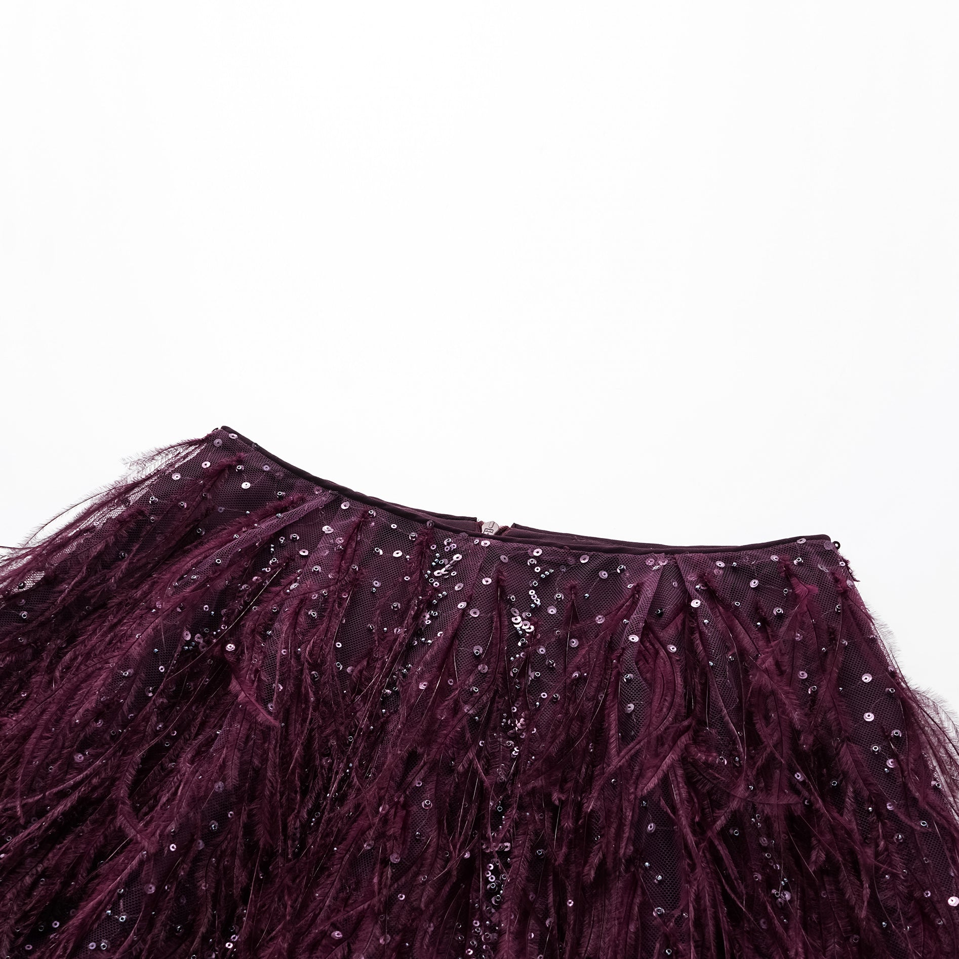 “Welcome to my party.” 珠繡羽毛工藝短褲—Wine.