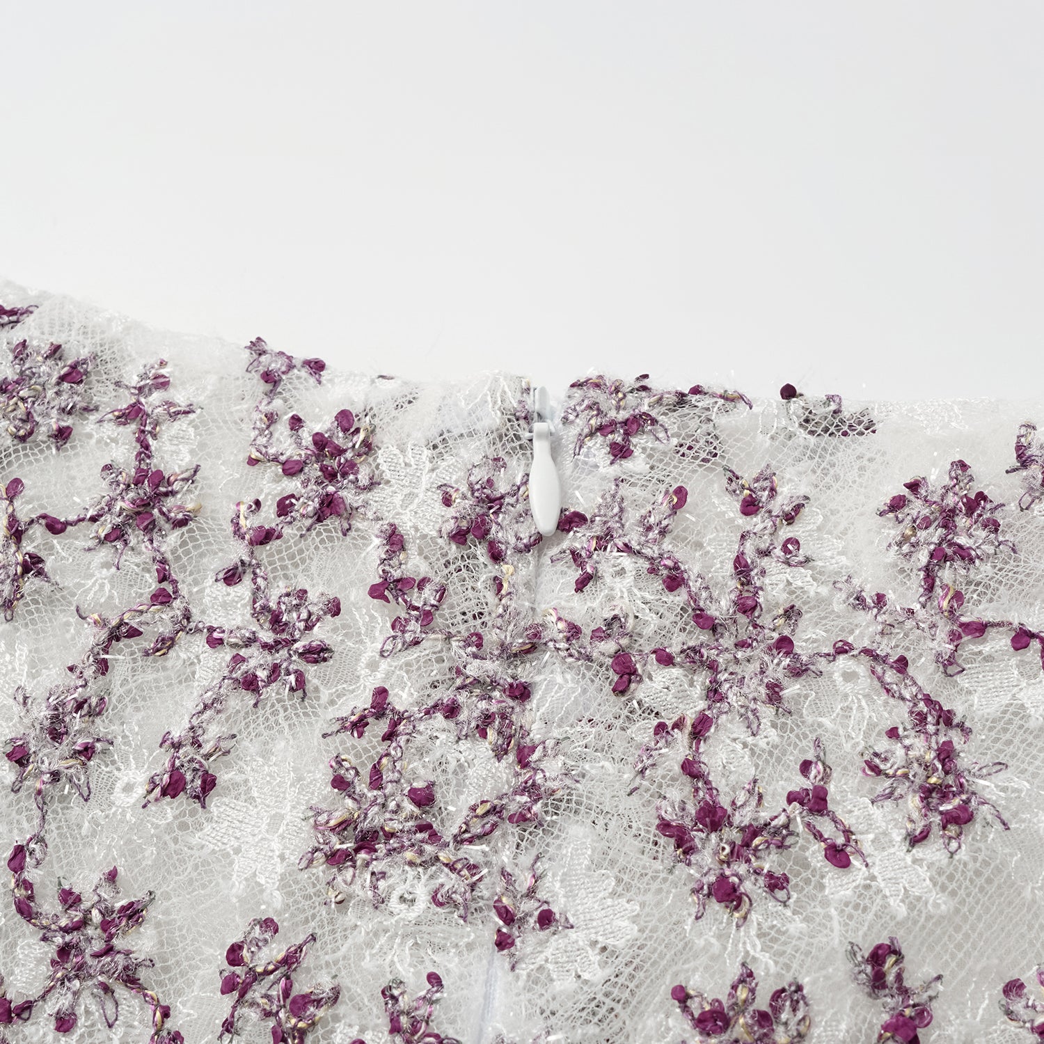 "Quiet Mastery." 法國頂級手工坊特殊工藝蕾絲短褲