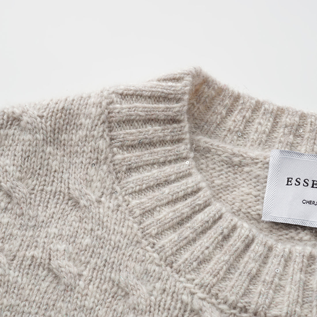 “Winter Diary” 100% Cashmere極細絨柔幾何浮織星點針織上衣—Fog Beige 霧幕杏灰