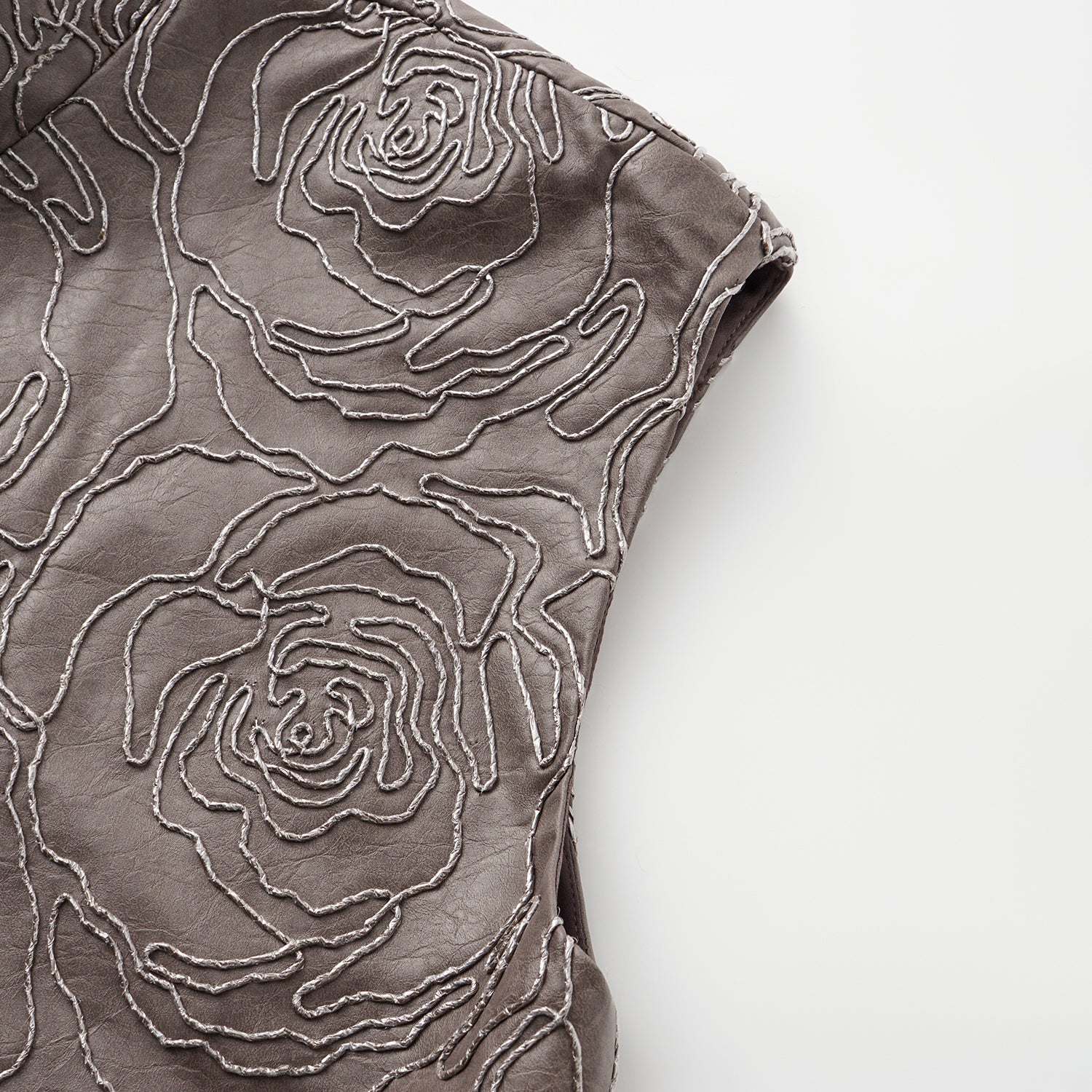 “Winter Diary” 法國純素皮羽脊絲繡Oversized背心—Rose in Haze浮影薔薇