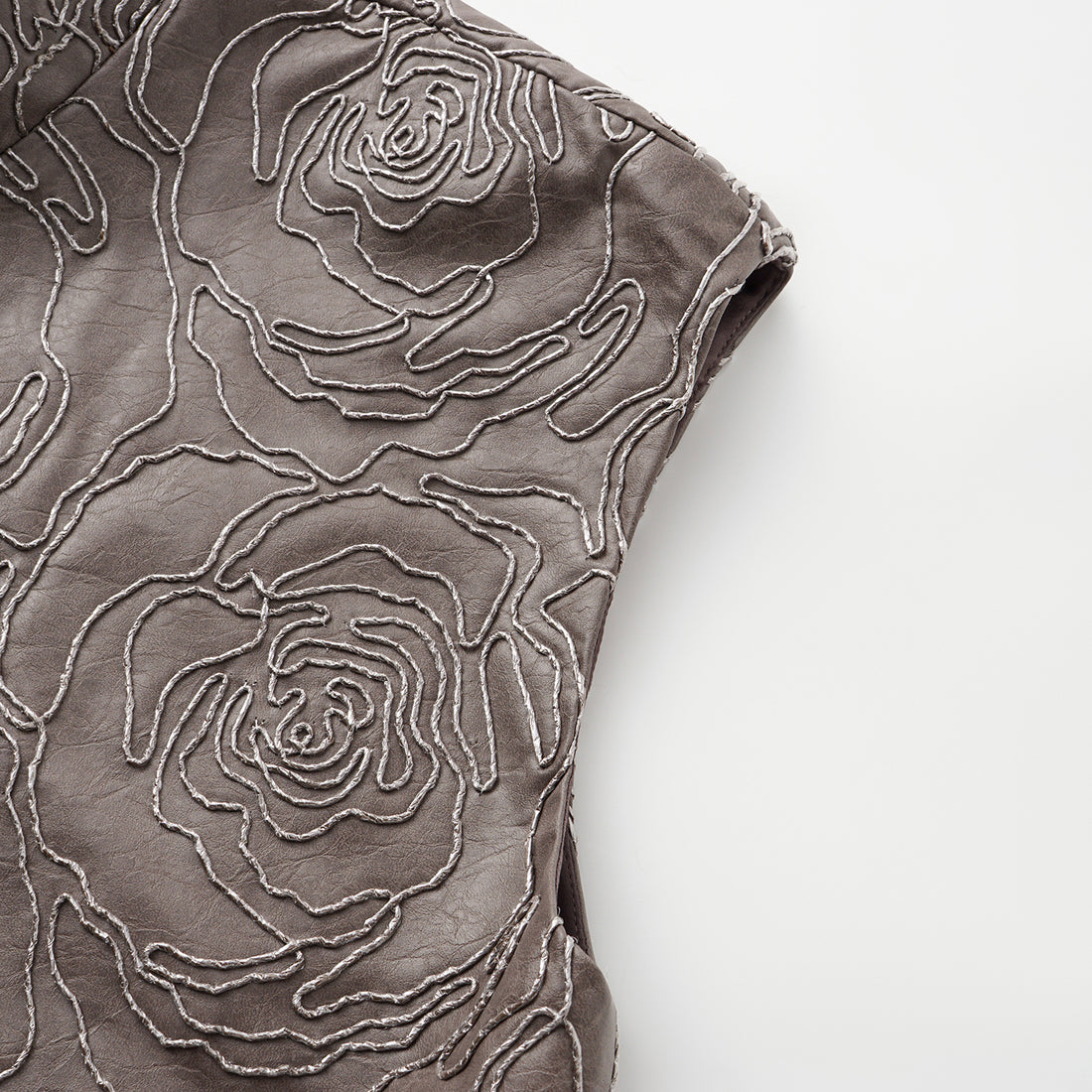 “Winter Diary” 法國純素皮羽脊絲繡Oversized背心—Rose in Haze浮影薔薇