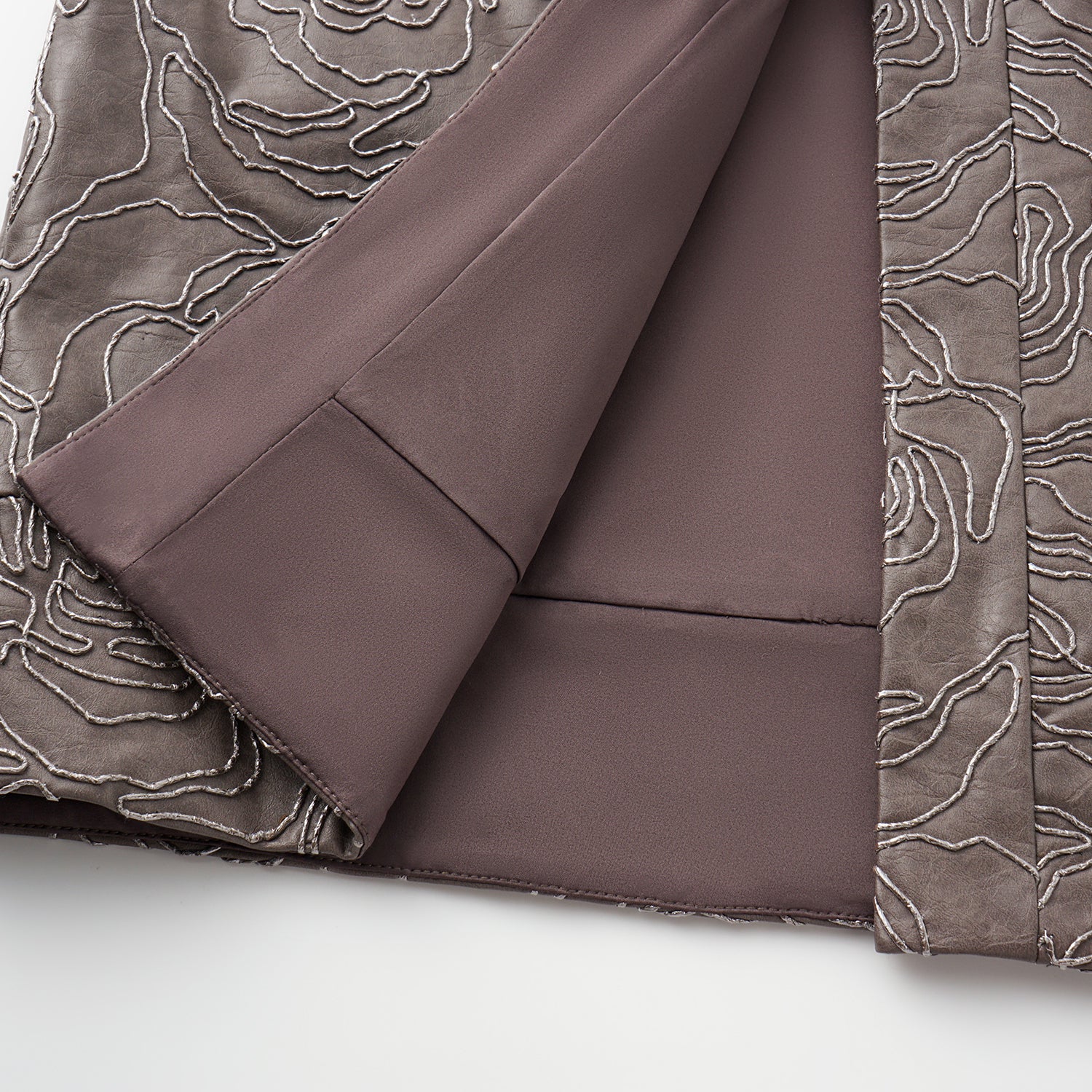 “Winter Diary” 法國純素皮羽脊絲繡Oversized背心—Rose in Haze浮影薔薇