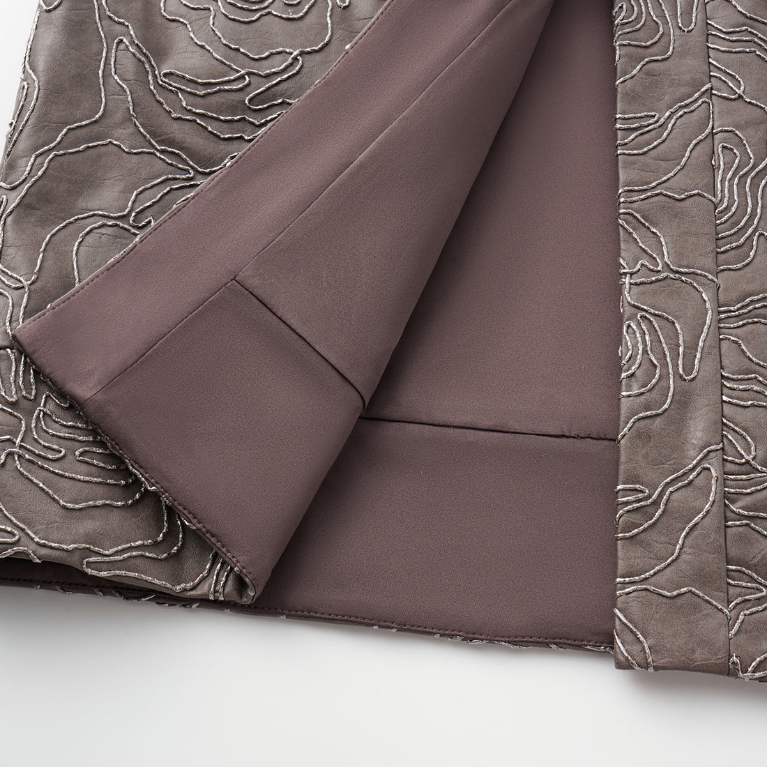 “Winter Diary” 法國純素皮羽脊絲繡Oversized背心—Rose in Haze浮影薔薇