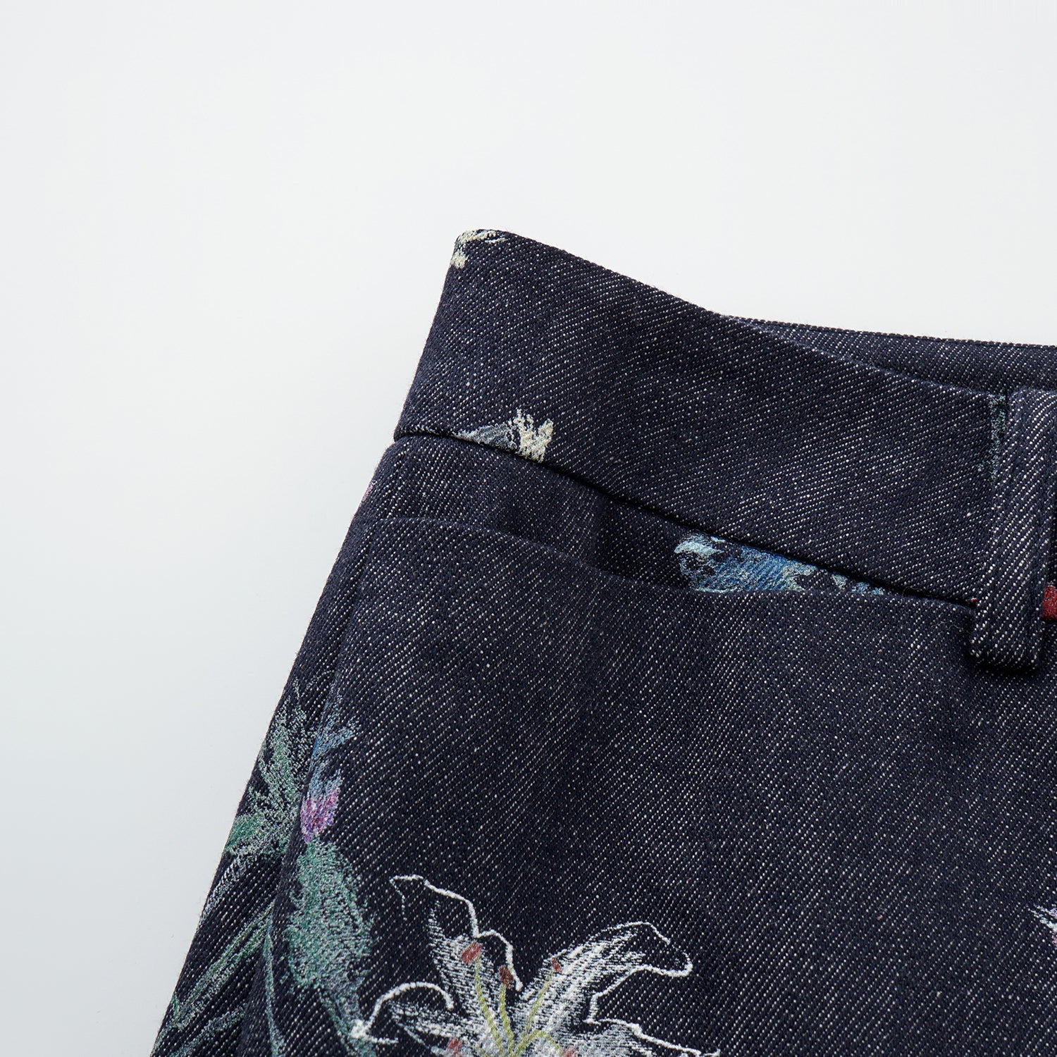 “Easy Go Chic” 義大利浮描蠟花繪印工藝九分牛仔褲—Blue Bloom藍野花語