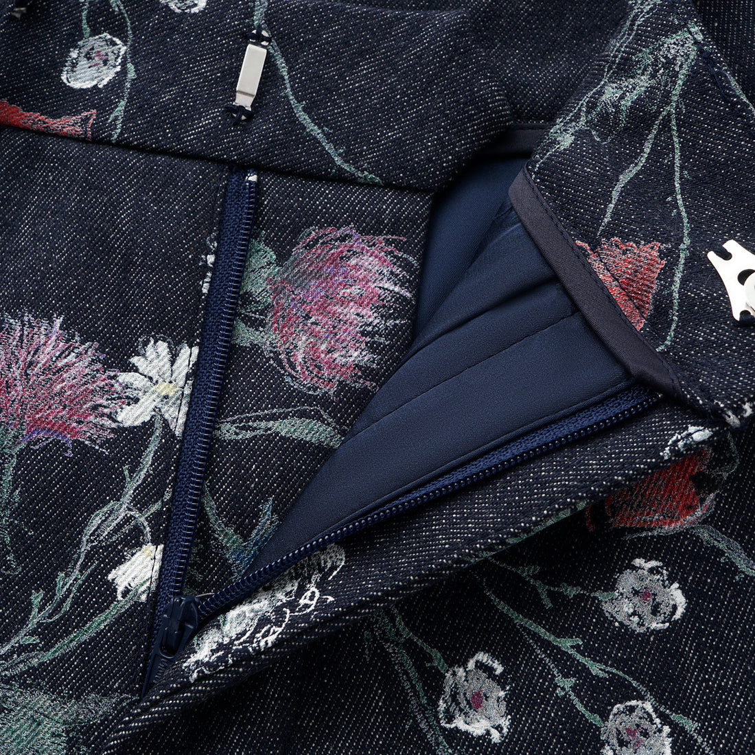 “Easy Go Chic” 義大利浮描蠟花繪印工藝九分牛仔褲—Blue Bloom藍野花語