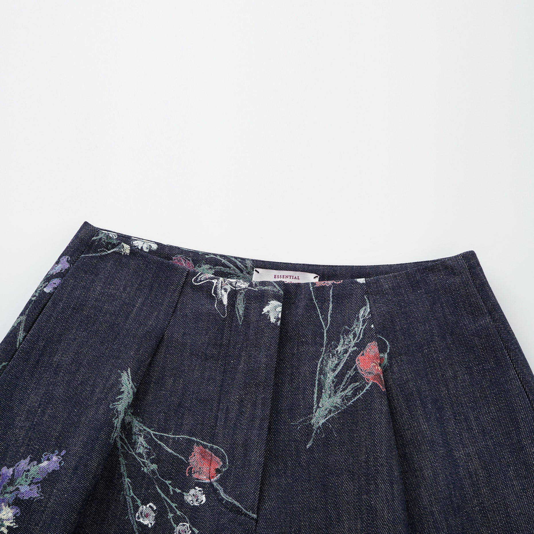 “Easy Go Chic” 義大利浮描蠟花繪印工藝牛仔短褲—Blue Bloom藍野花語