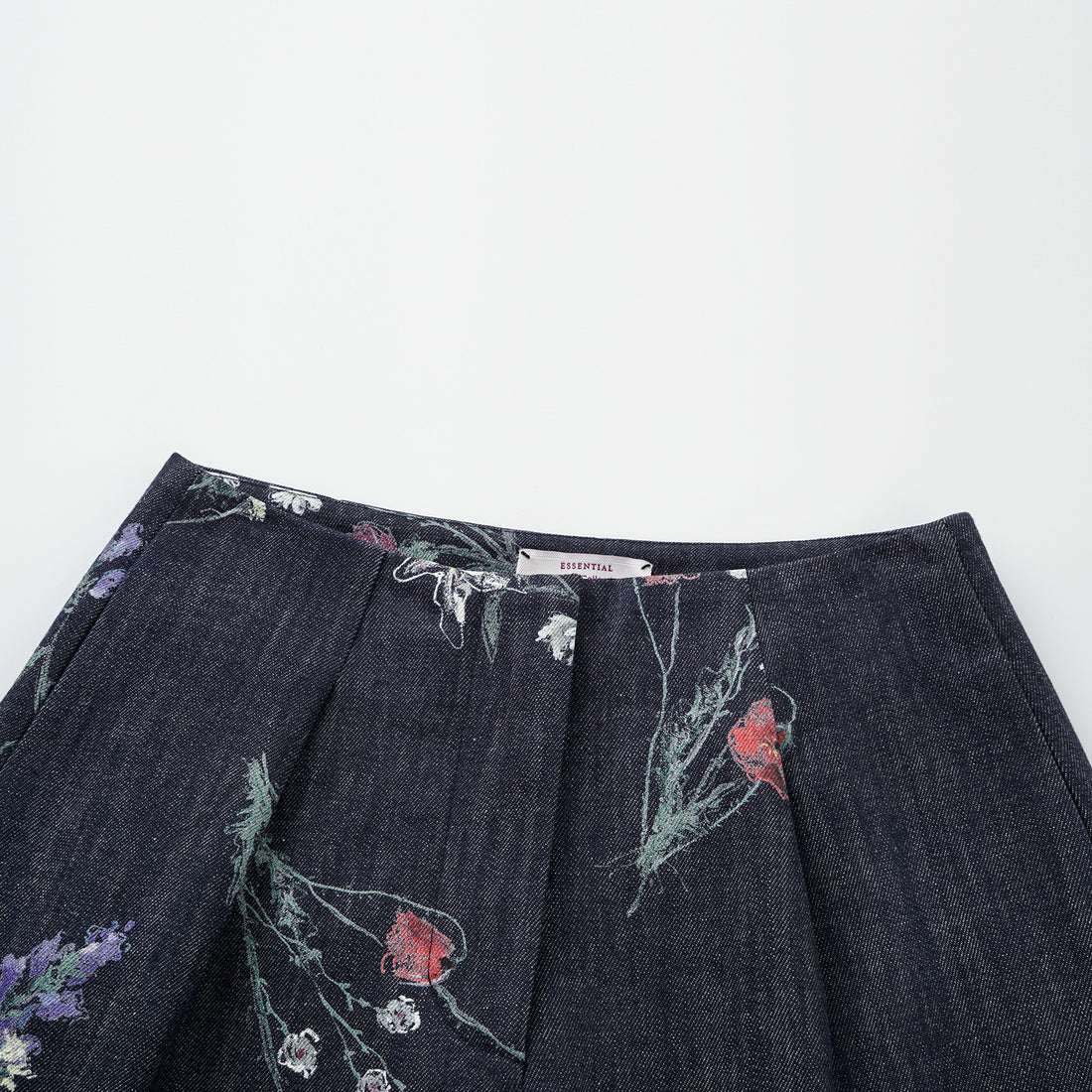 “Easy Go Chic” 義大利浮描蠟花繪印工藝牛仔短褲—Blue Bloom藍野花語
