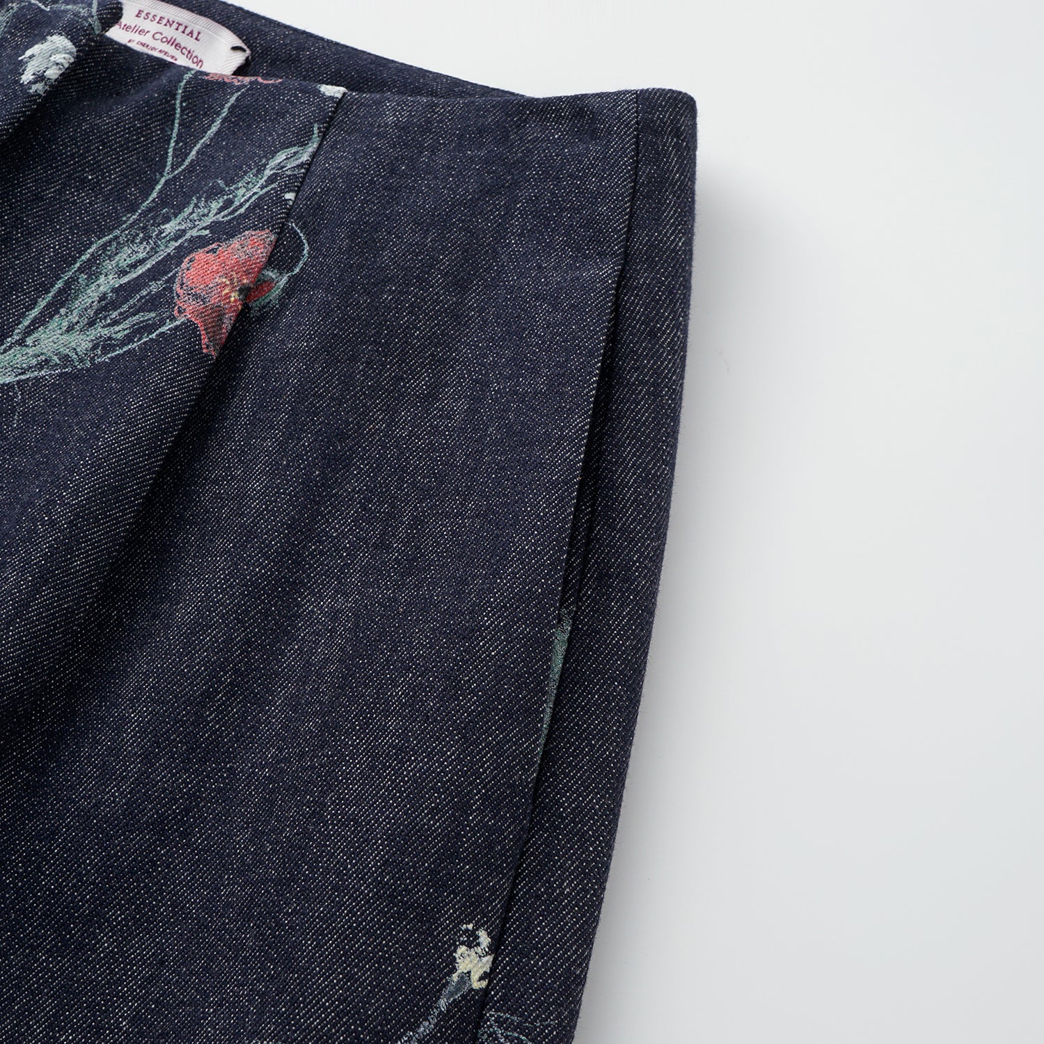 “Easy Go Chic” 義大利浮描蠟花繪印工藝牛仔短褲—Blue Bloom藍野花語