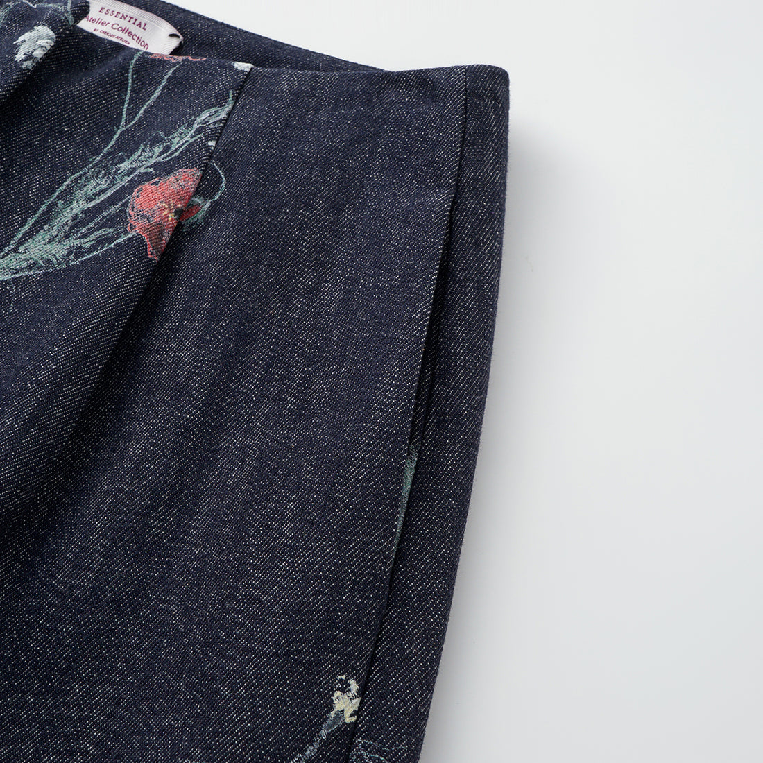 “Easy Go Chic” 義大利浮描蠟花繪印工藝牛仔短褲—Blue Bloom藍野花語