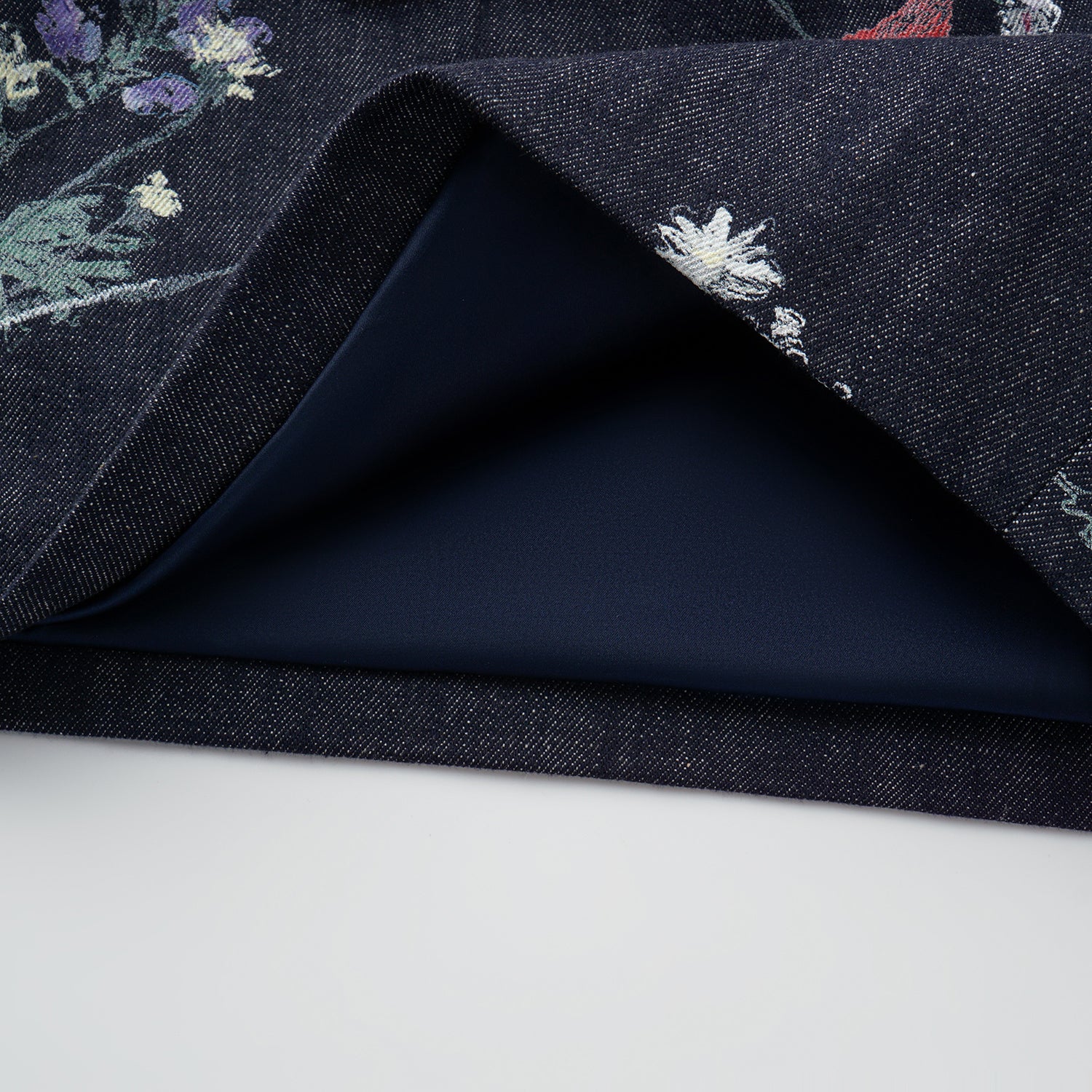 “Easy Go Chic” 義大利浮描蠟花繪印工藝牛仔短褲—Blue Bloom藍野花語