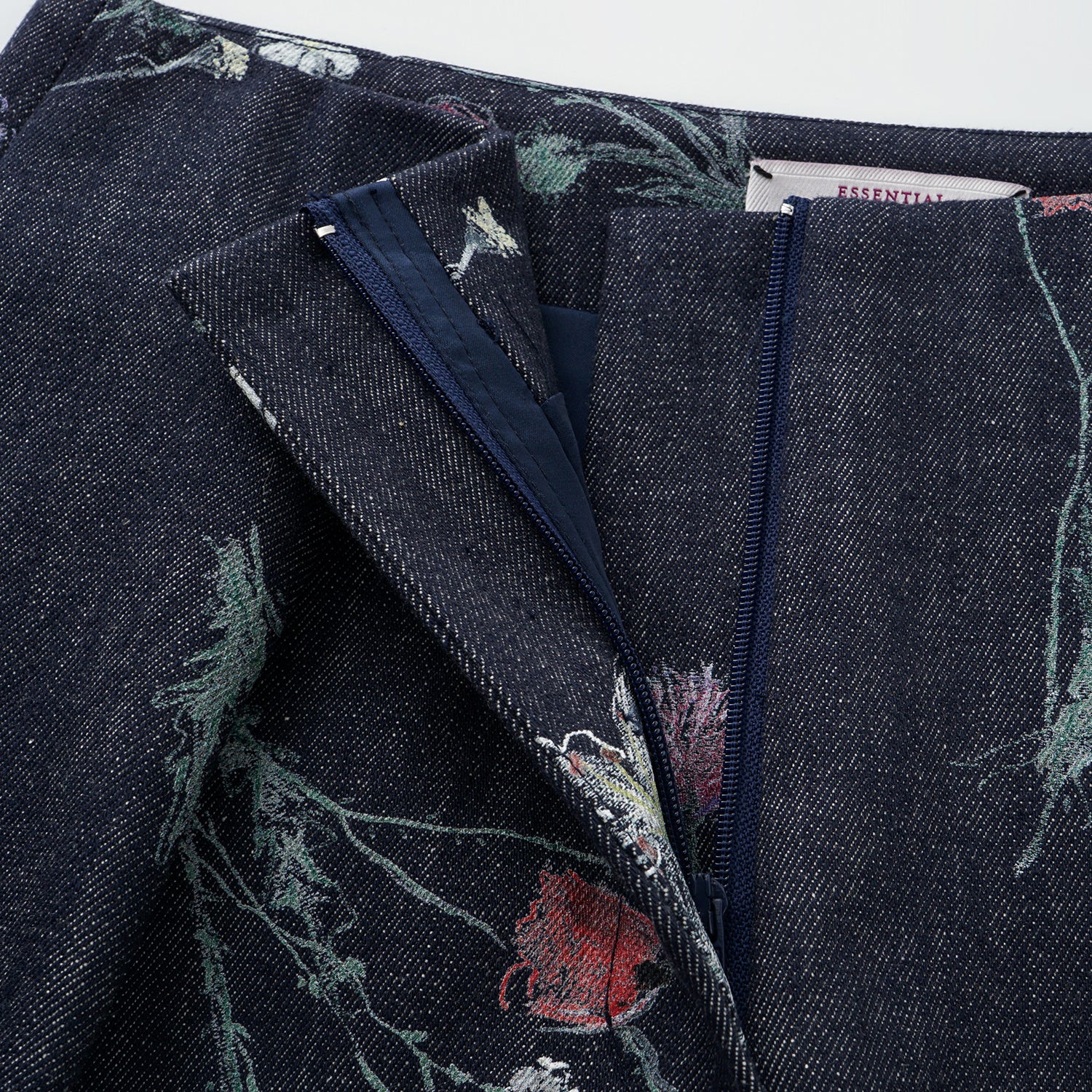 “Easy Go Chic” 義大利浮描蠟花繪印工藝牛仔短褲—Blue Bloom藍野花語