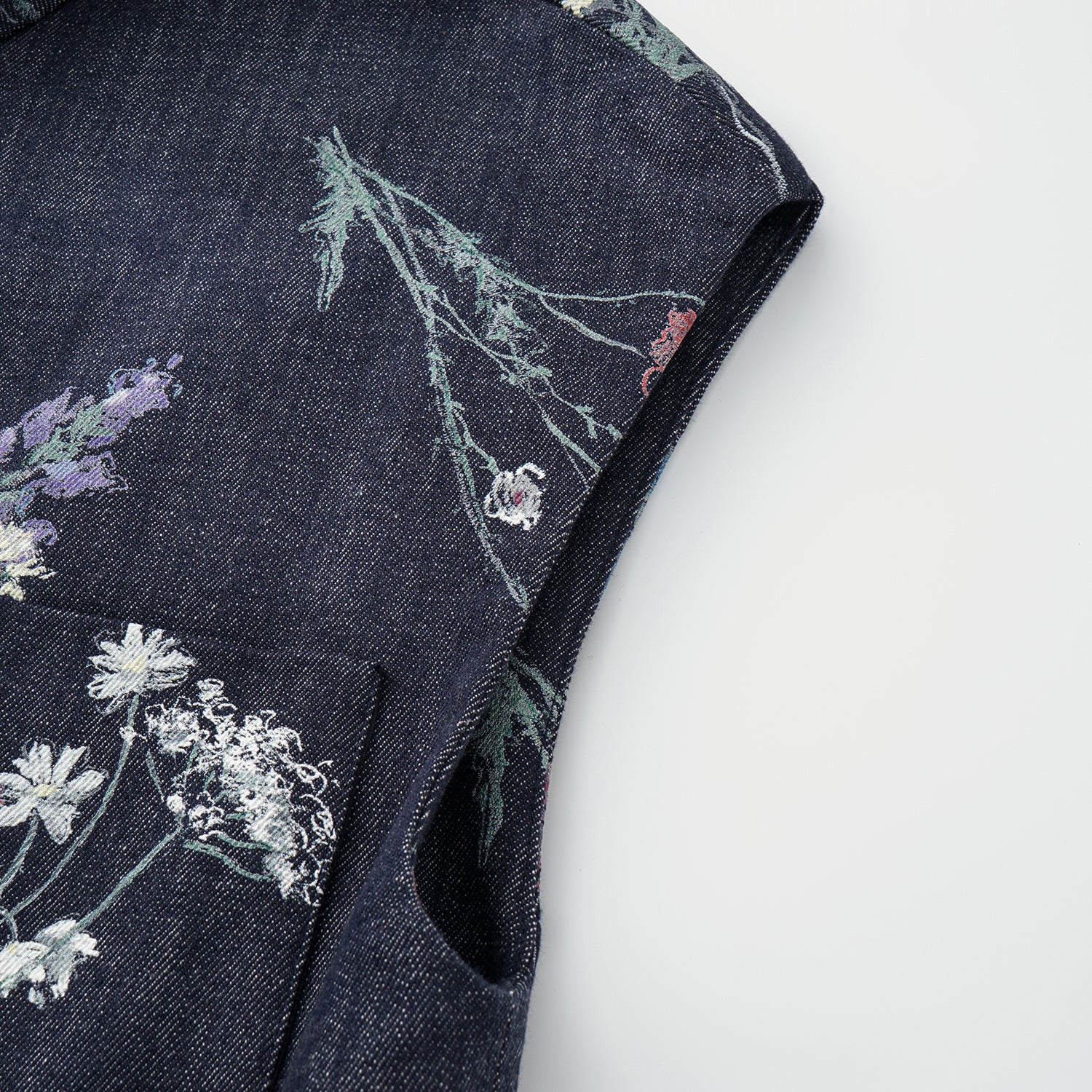 “Easy Go Chic”義大利浮描蠟花繪印工藝牛仔馬甲背心—Blue Bloom藍野花語