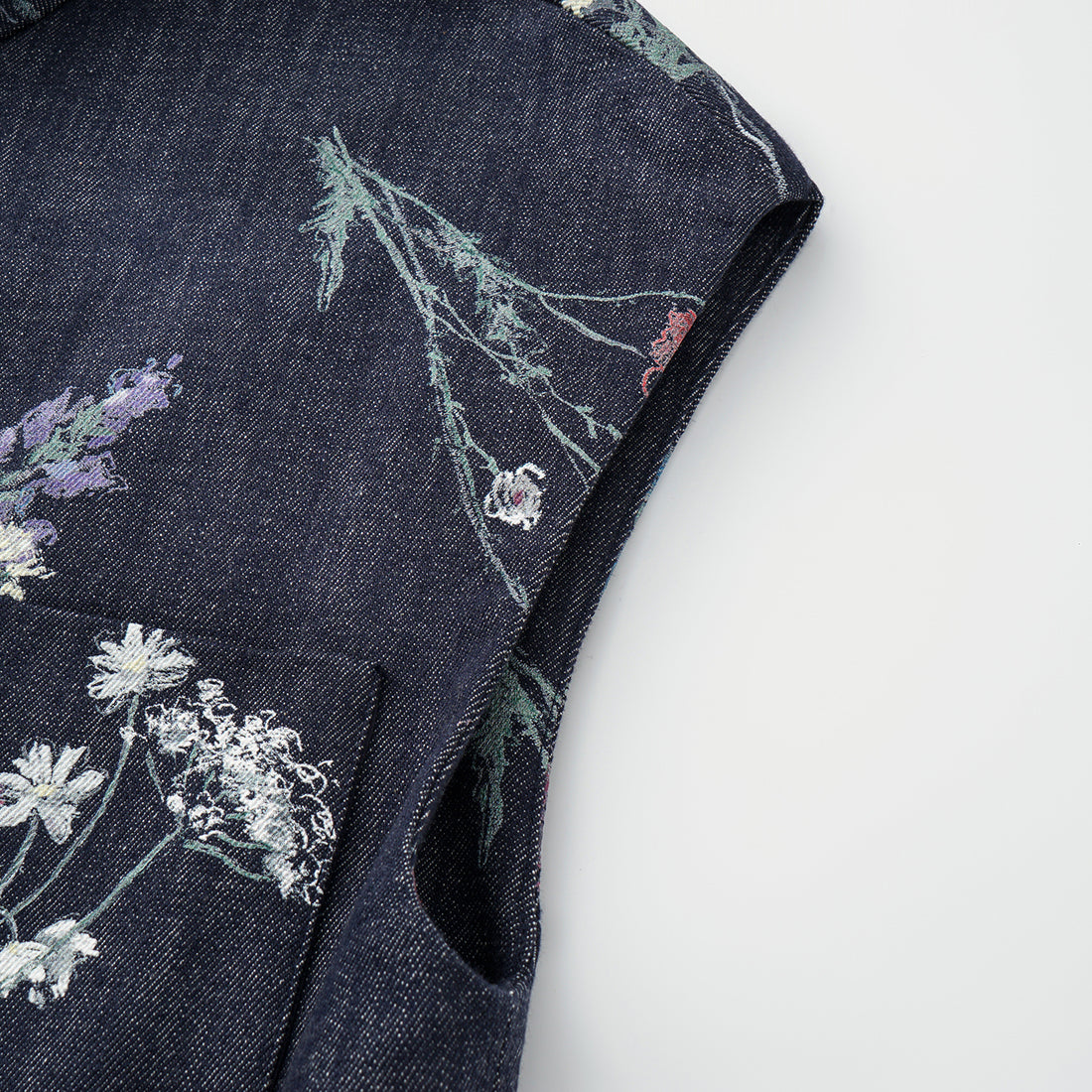 “Easy Go Chic”義大利浮描蠟花繪印工藝牛仔馬甲背心—Blue Bloom藍野花語