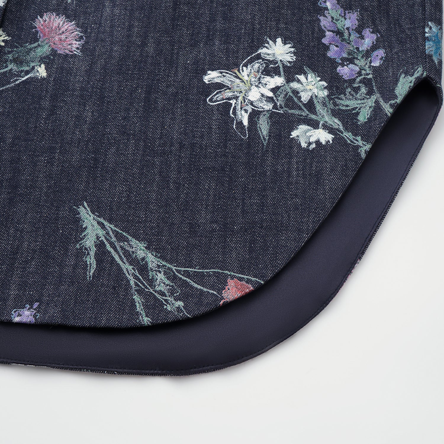 “Easy Go Chic”義大利浮描蠟花繪印工藝牛仔襯衫—Blue Bloom藍野花語