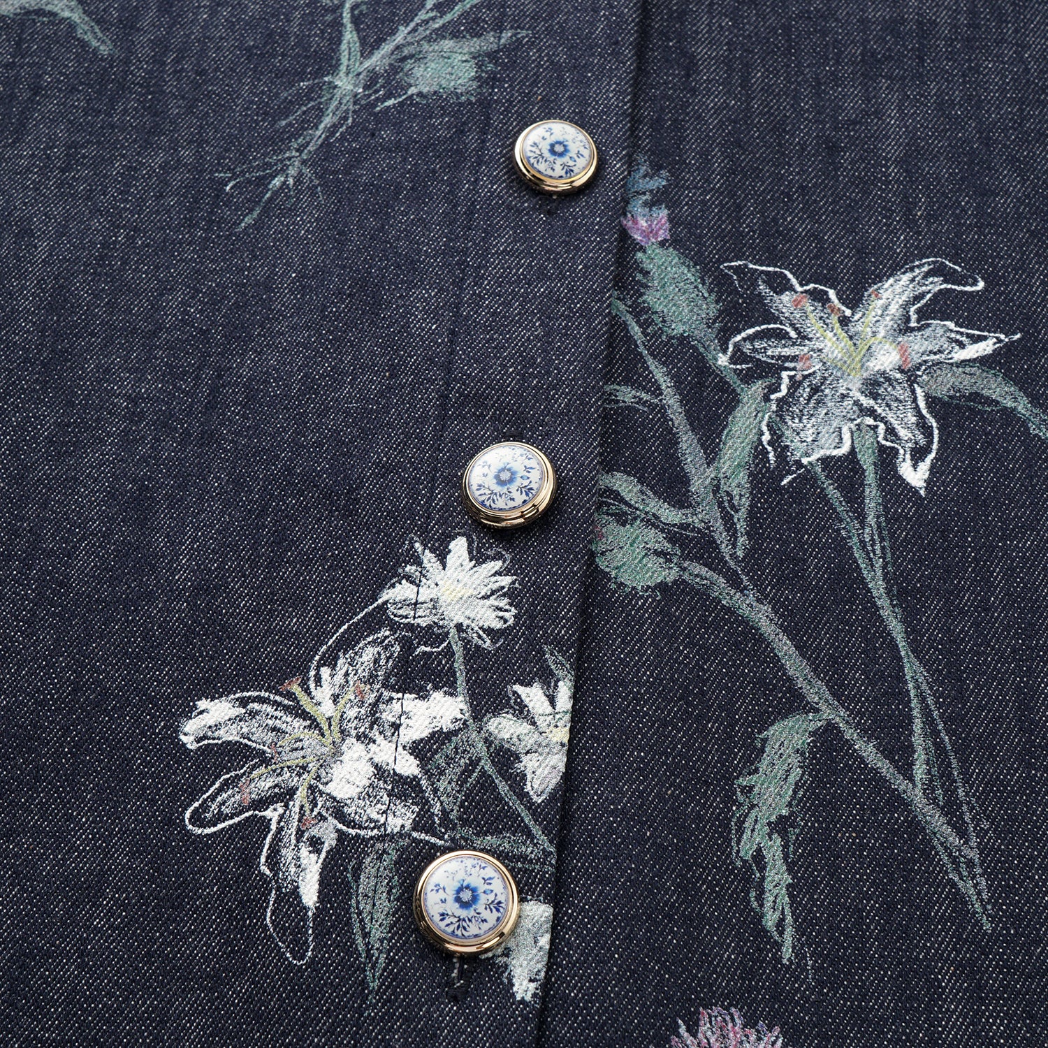 “Easy Go Chic”義大利浮描蠟花繪印工藝牛仔襯衫—Blue Bloom藍野花語