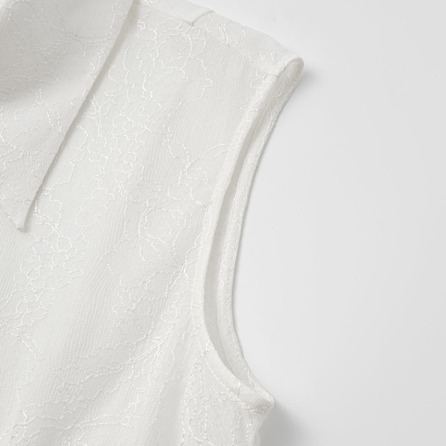 “Daytime Sparkle.” 法國頂級貼層蕾絲工藝無袖襯衫