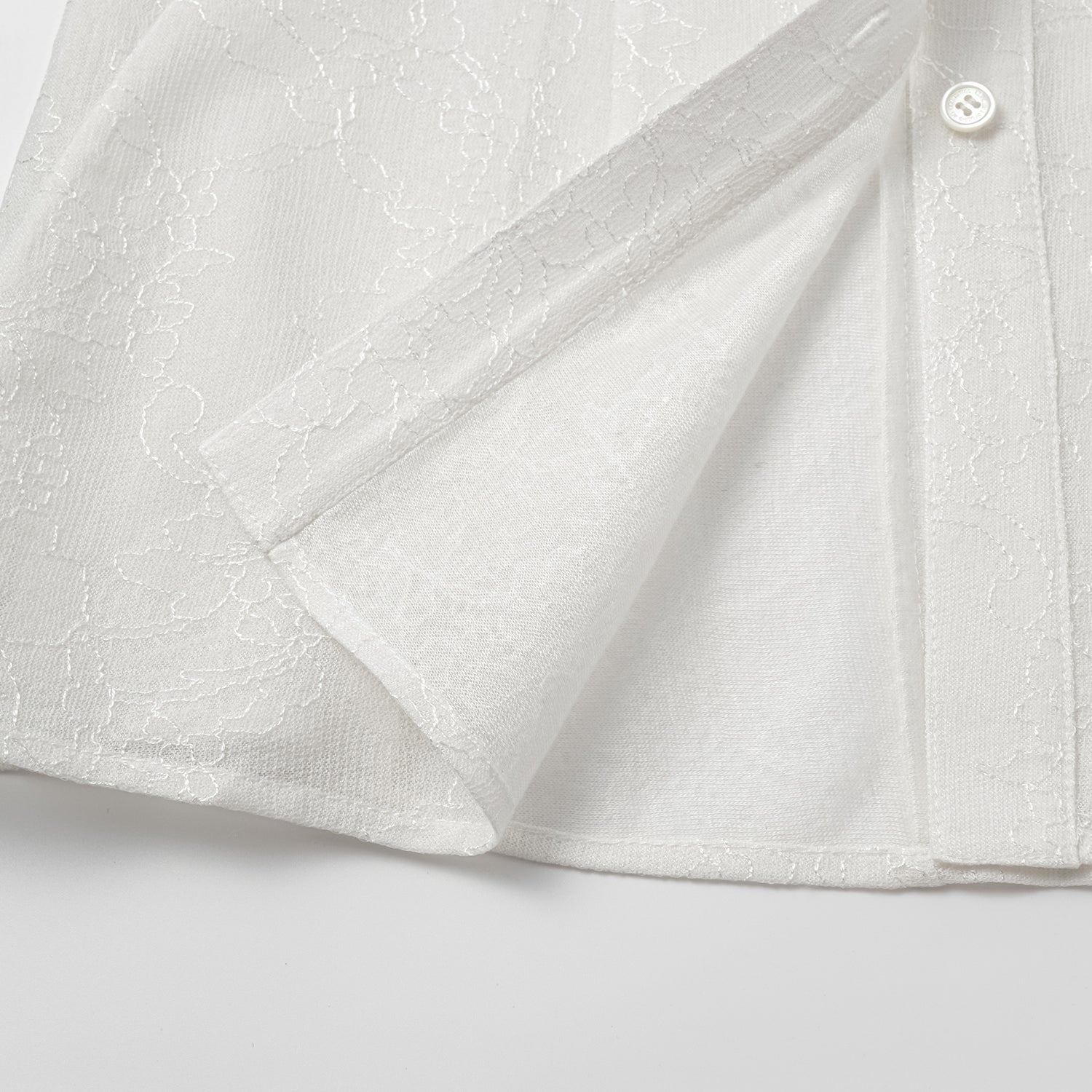 “Daytime Sparkle.” 法國頂級貼層蕾絲工藝無袖襯衫