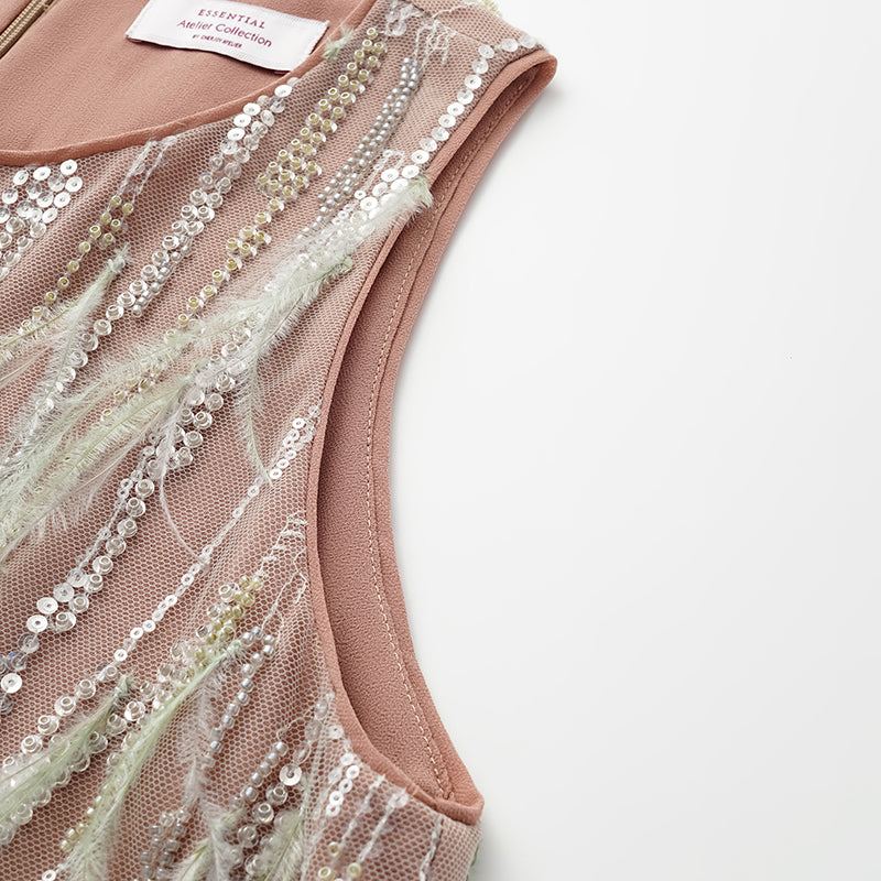 “Welcome to my party.” 珠繡羽毛工藝背心