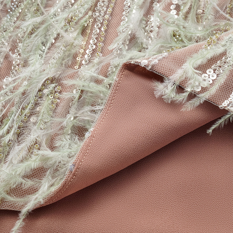 “Welcome to my party.” 珠繡羽毛工藝背心